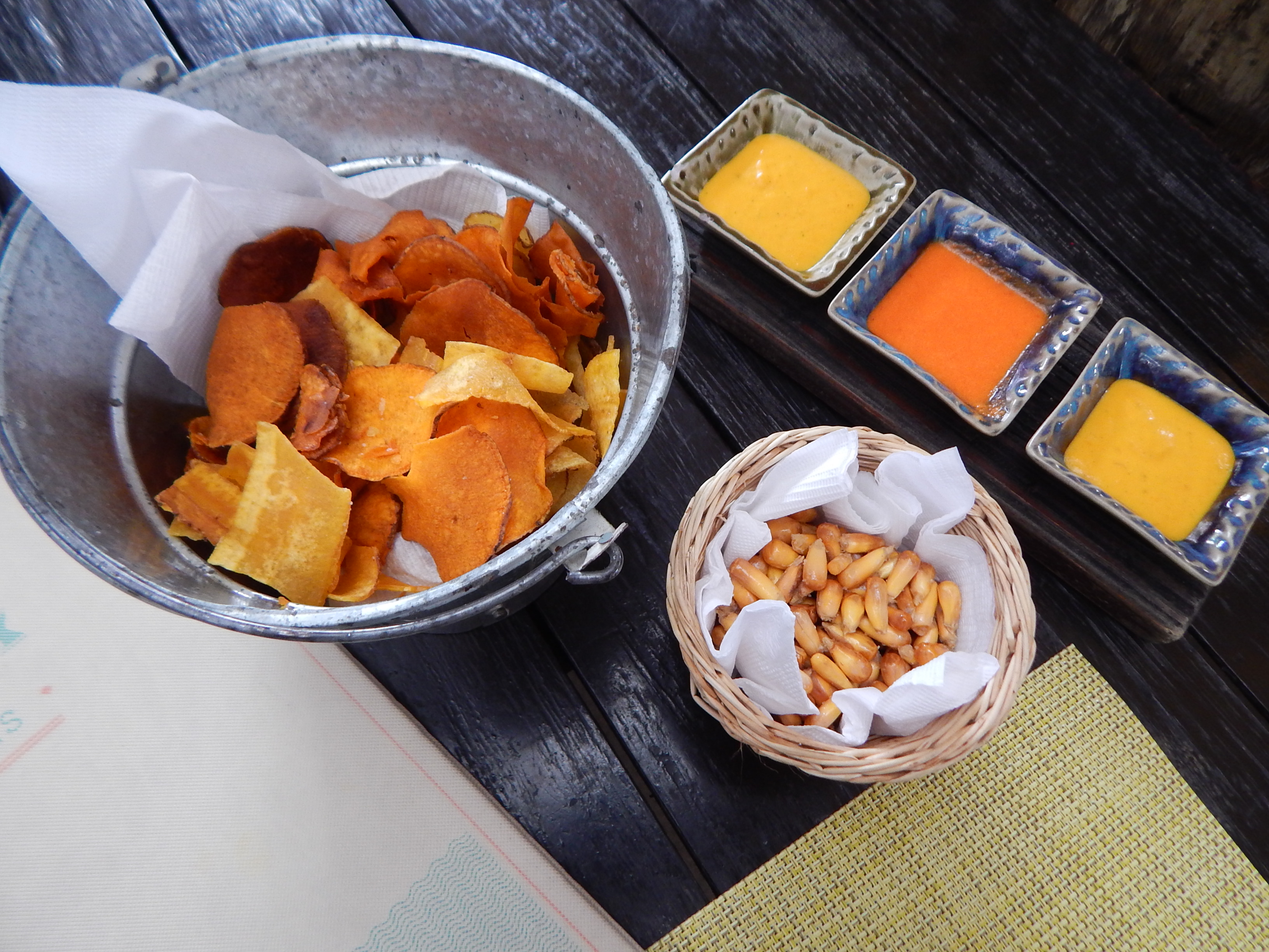 Tira gosto com chips de camote, milho frito e ajís