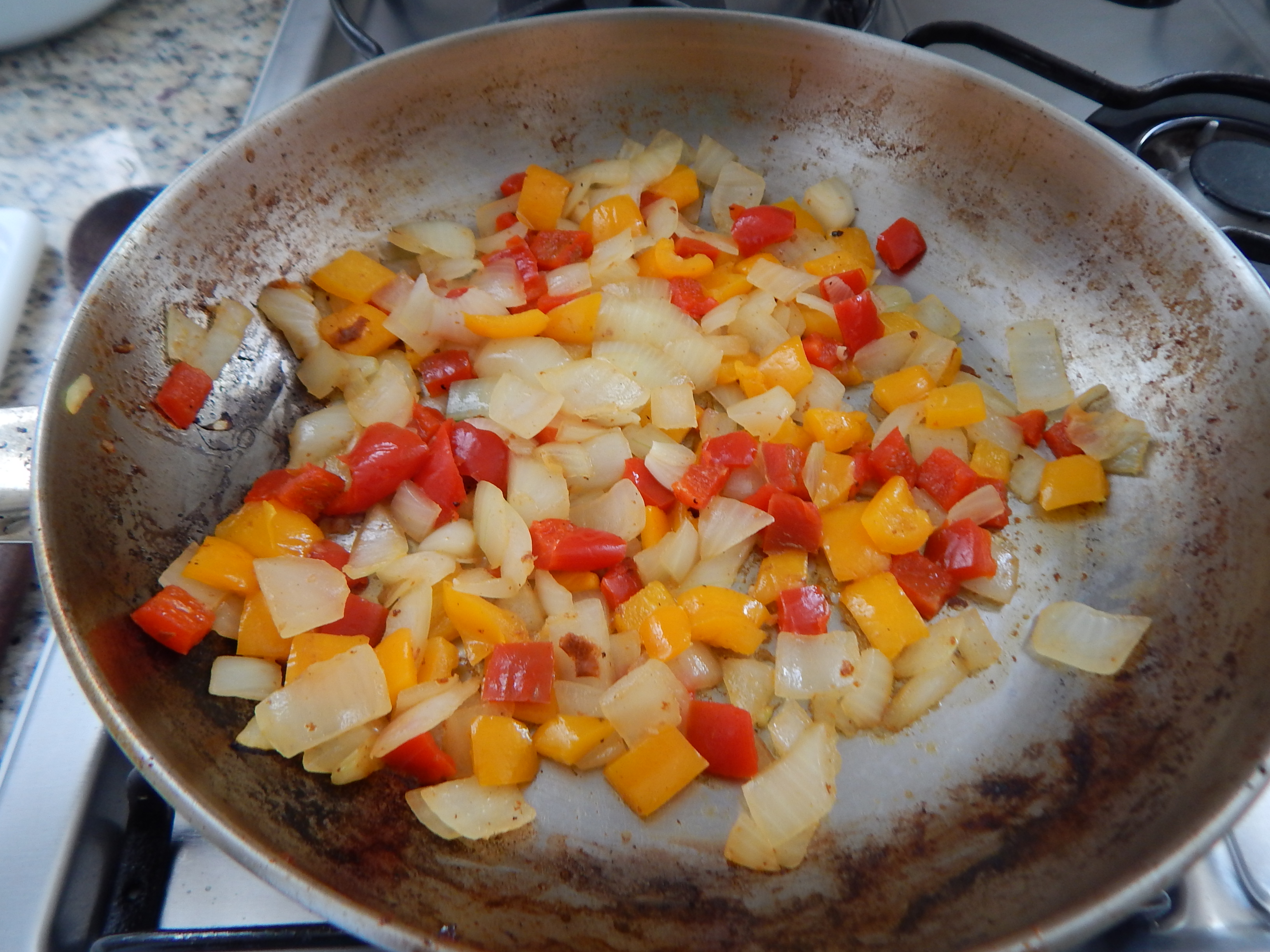 Junte a cebola e os pimentões