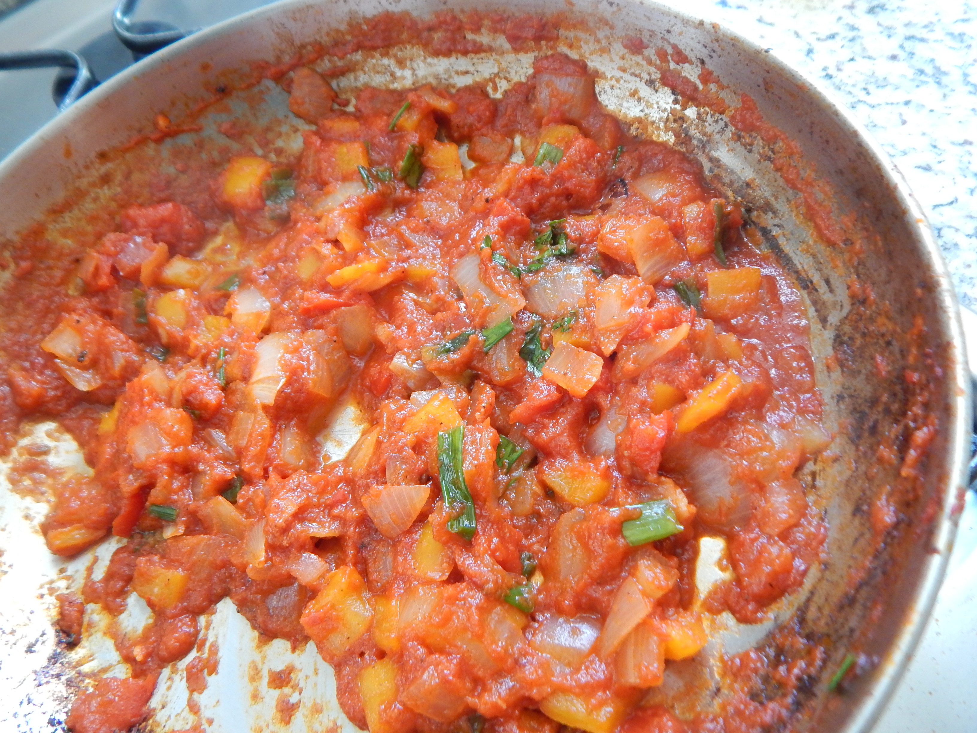 Acrescente molho de tomates e verdes