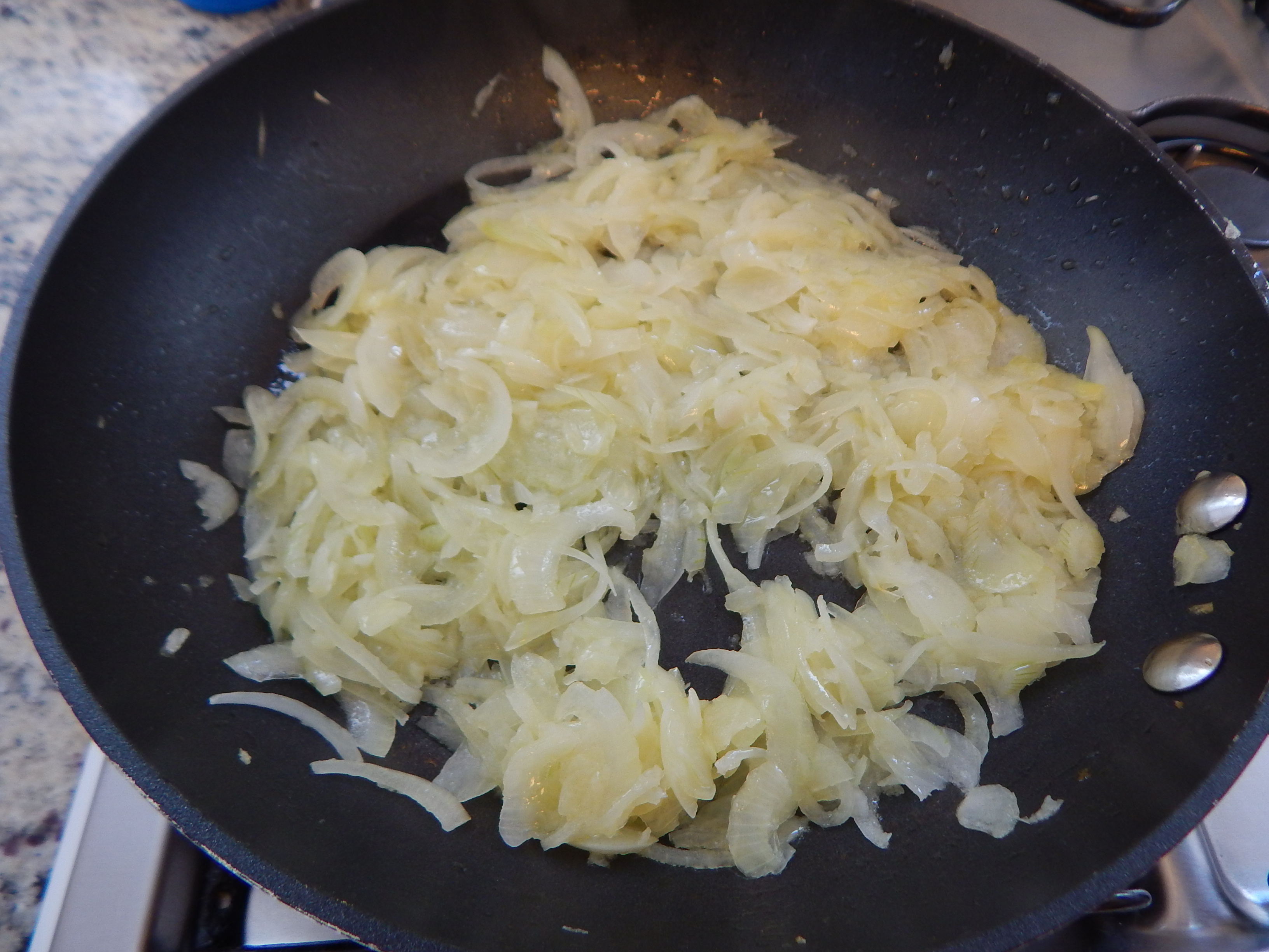 Amacie as cebolas e reserve