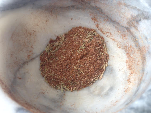 Ervas trituradas no pilão