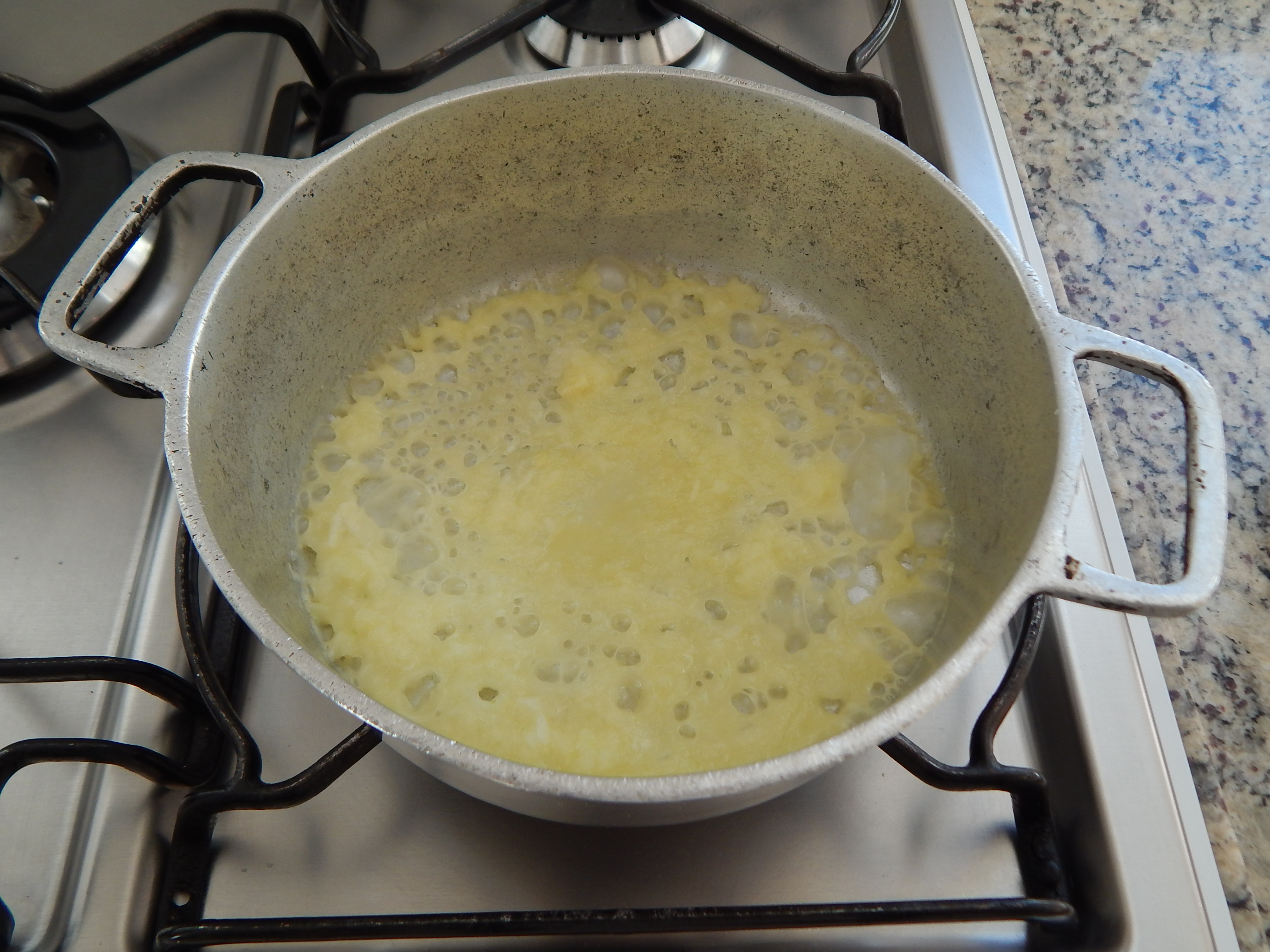 Bechamel - frite cebola na manteiga