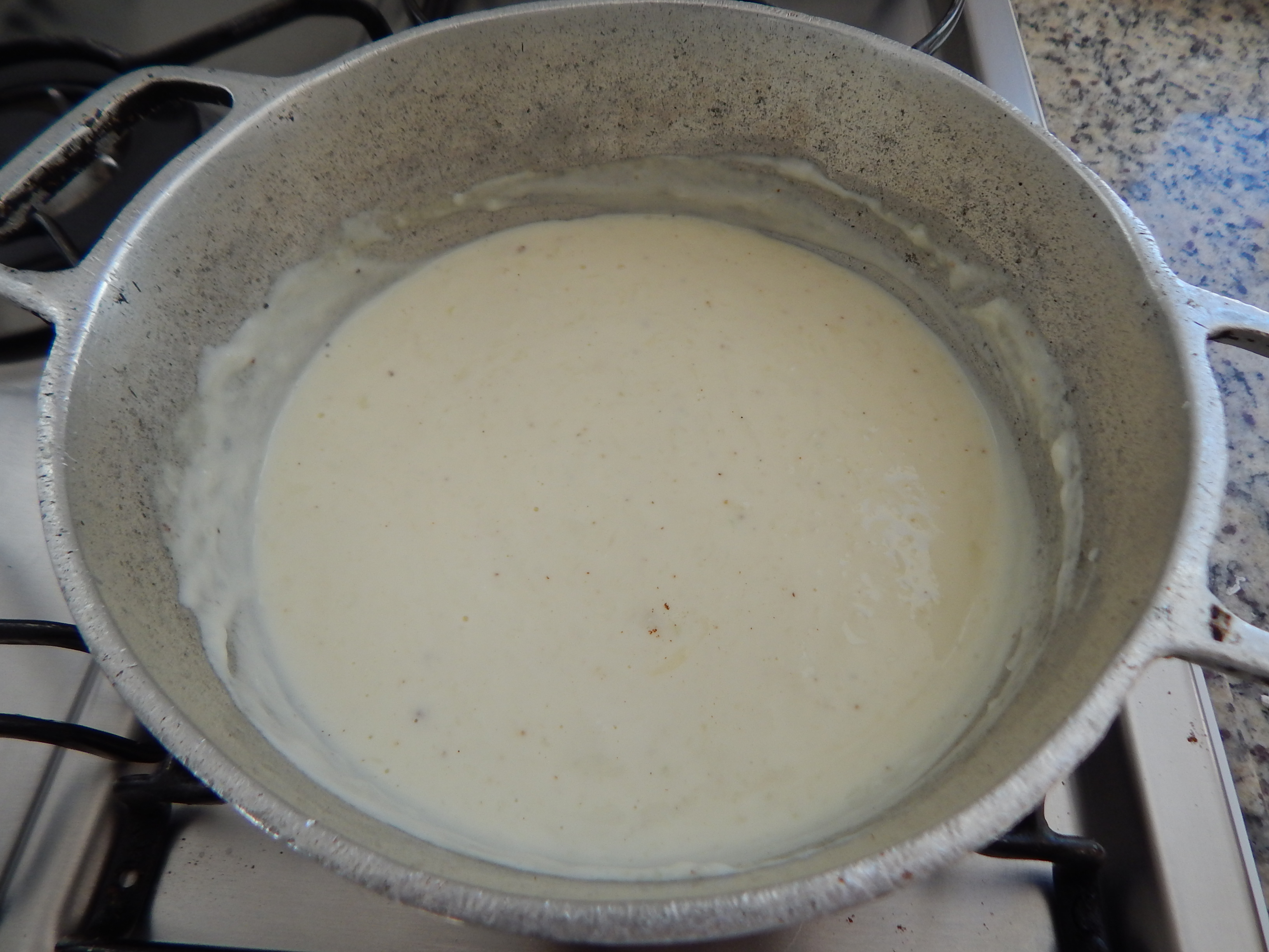 junte leite e farinha de trigo