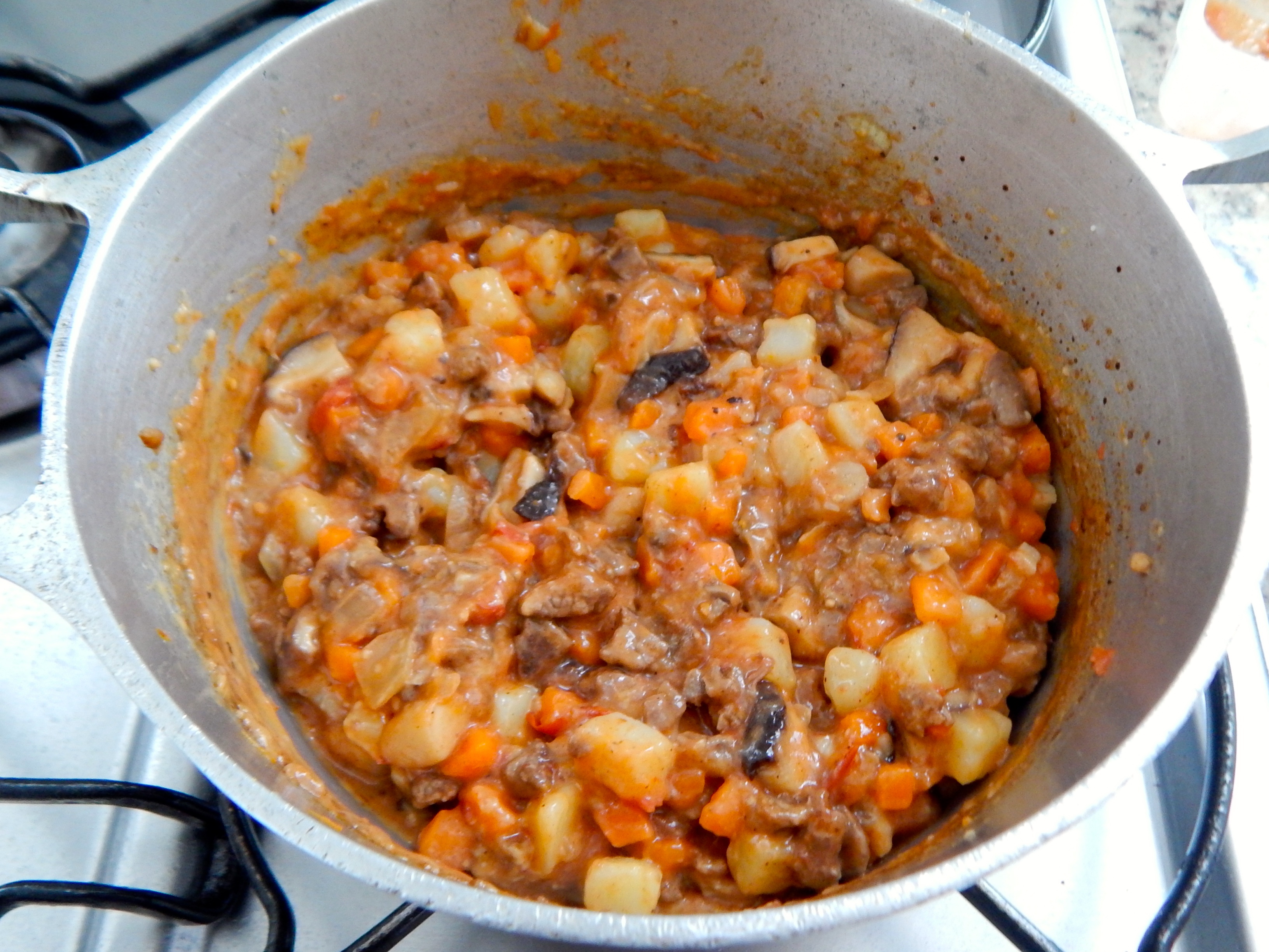 Junte batata, cenoura e carne