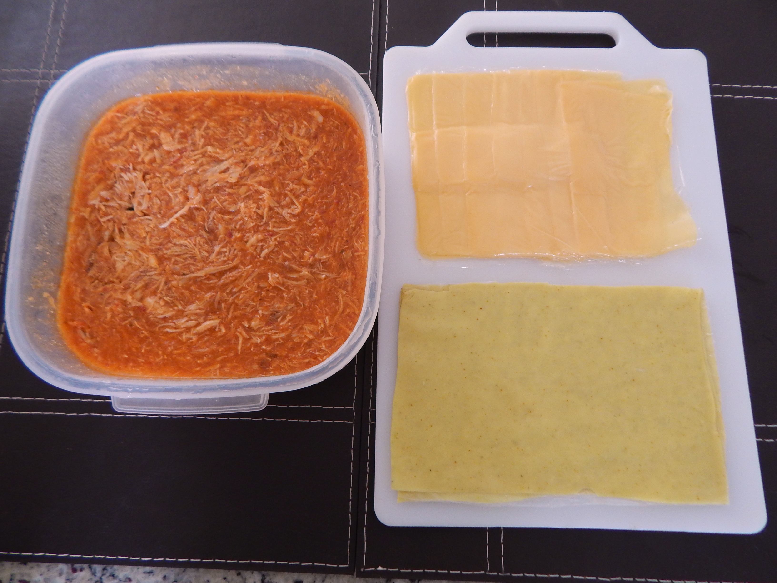 Molho de frango, massa de lasanha e queijo muçarela