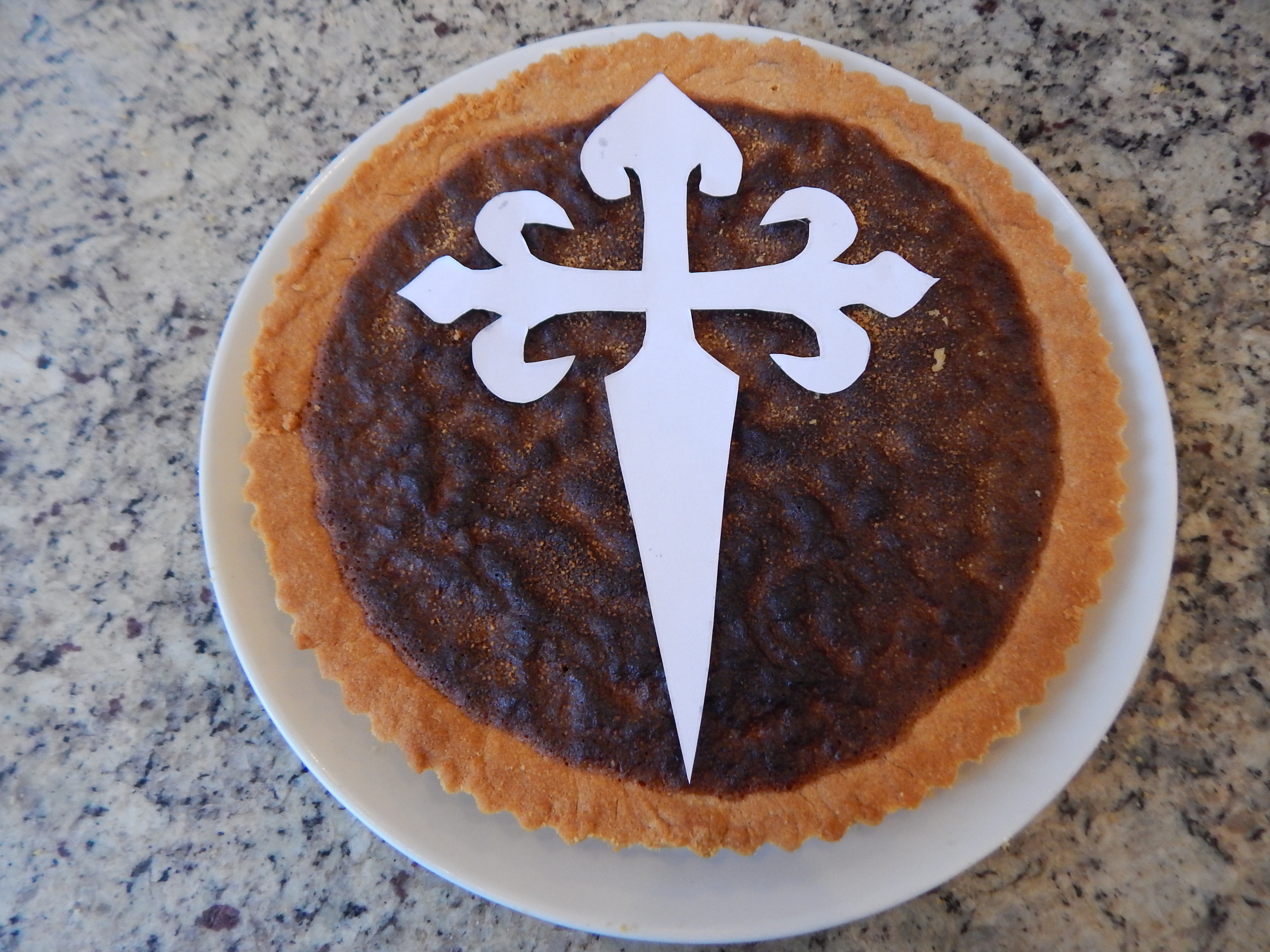 Coloque sobre a torta e polvilhe açúcar