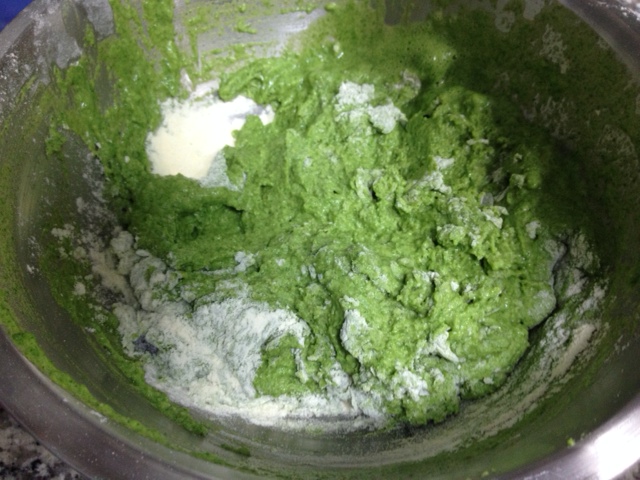 Misture a pasta de espinafre com a farinha