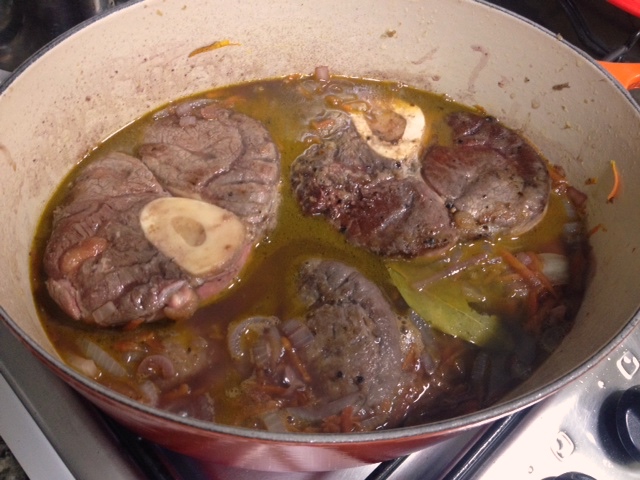 Cozinhe com os legumes e o vinho