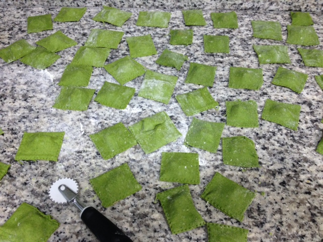 Corte os raviólis e separe