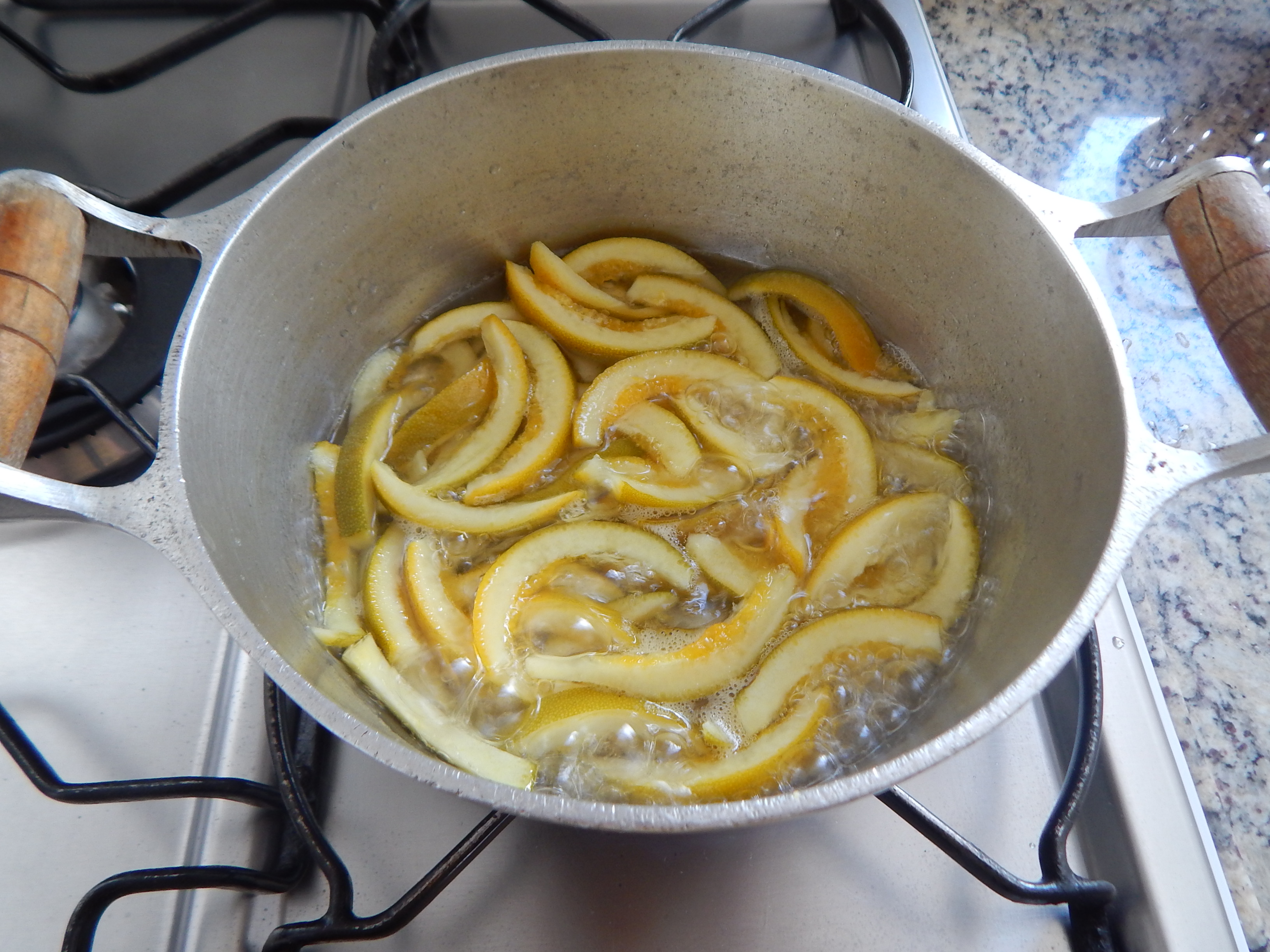 Junte as fatias de laranja