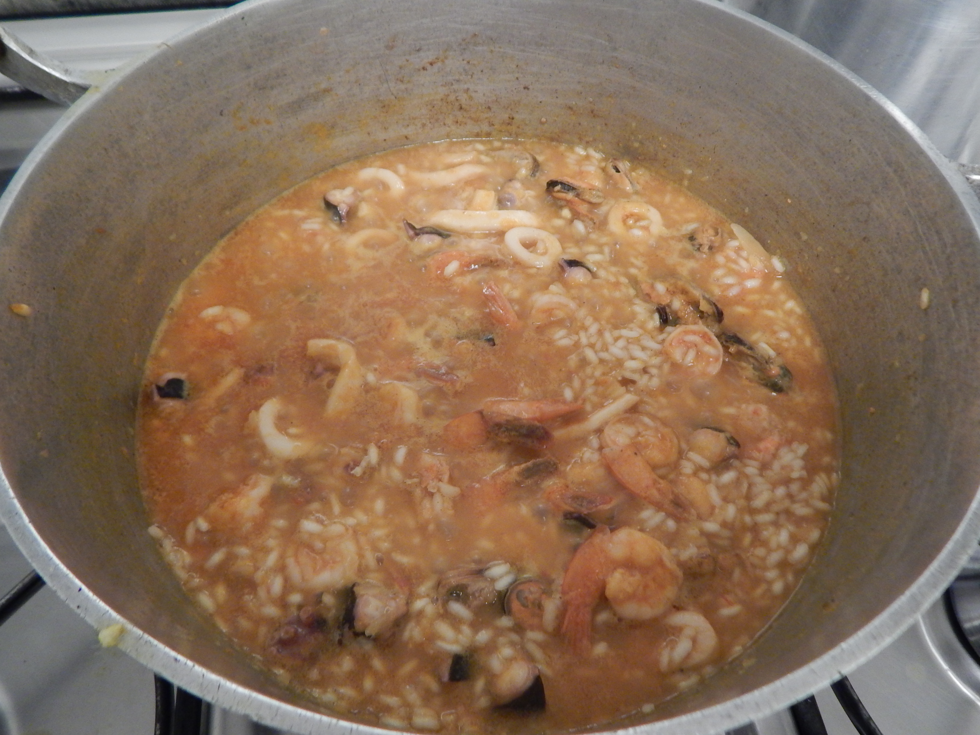 Despeje parte do caldo e junte os temperos.