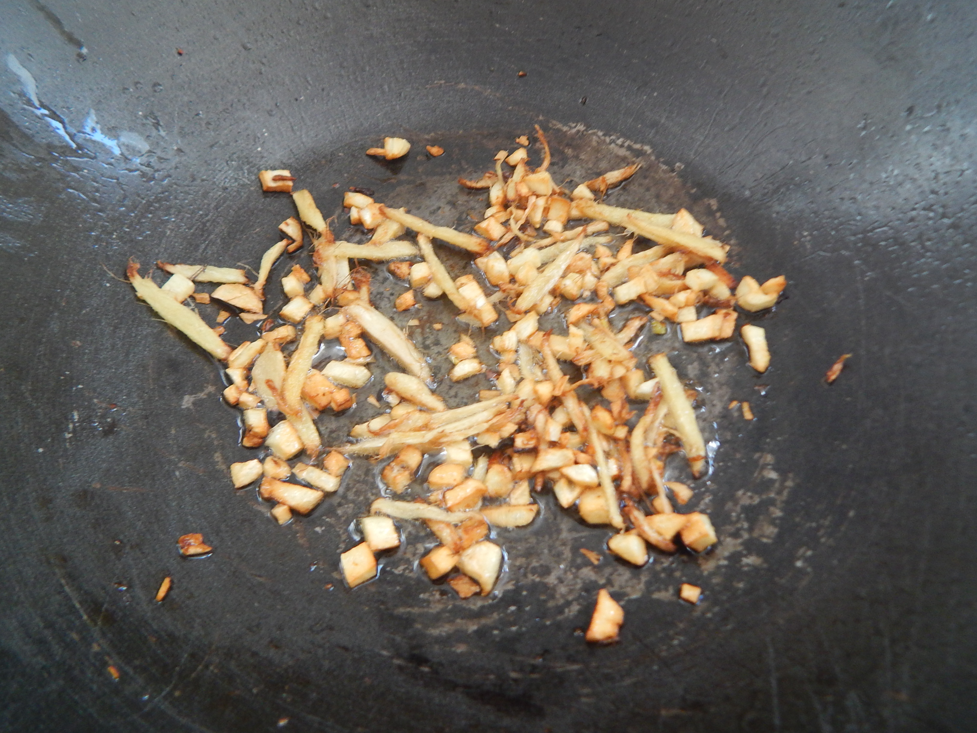 Frite o gengibre e o alho