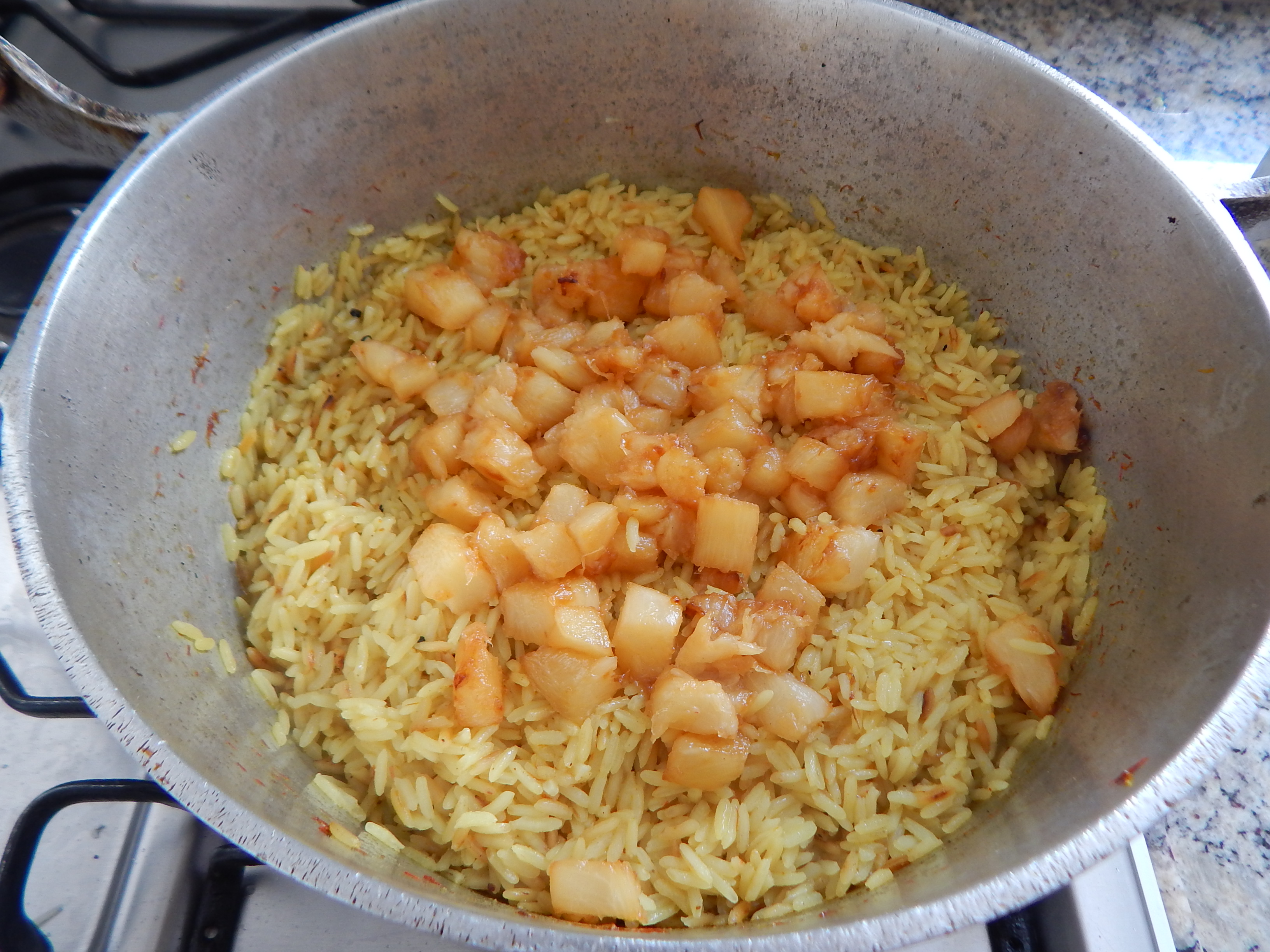 Junte o abacaxi já dourado ao arroz semipronto