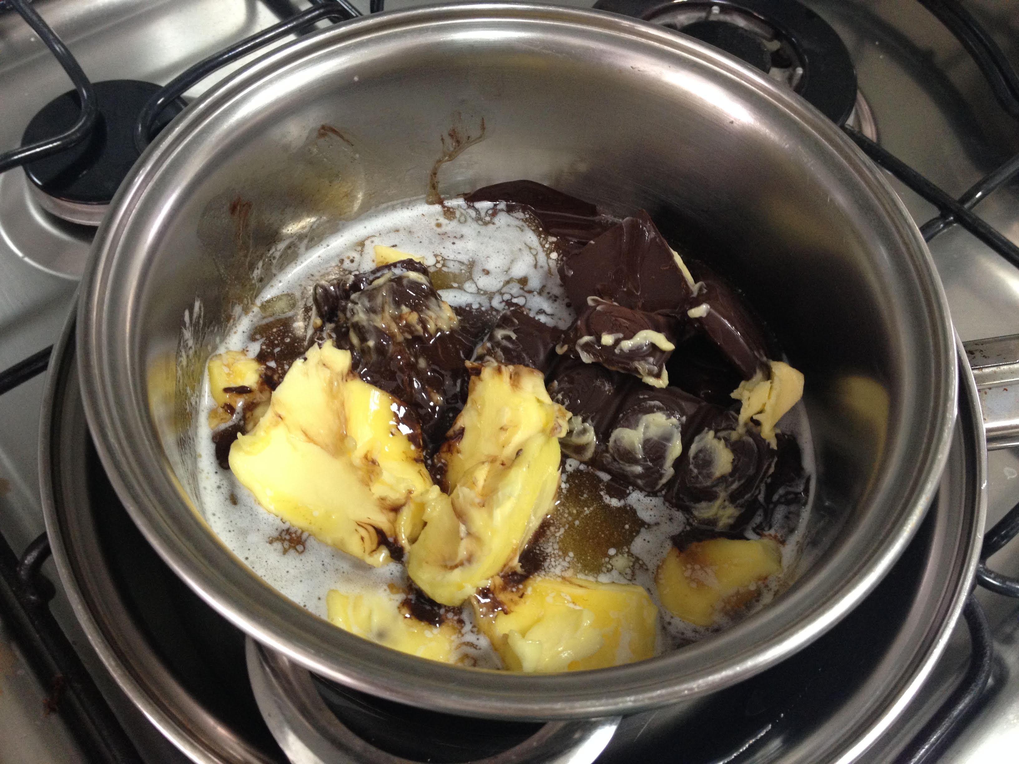 Derreta a manteiga e o chocolate