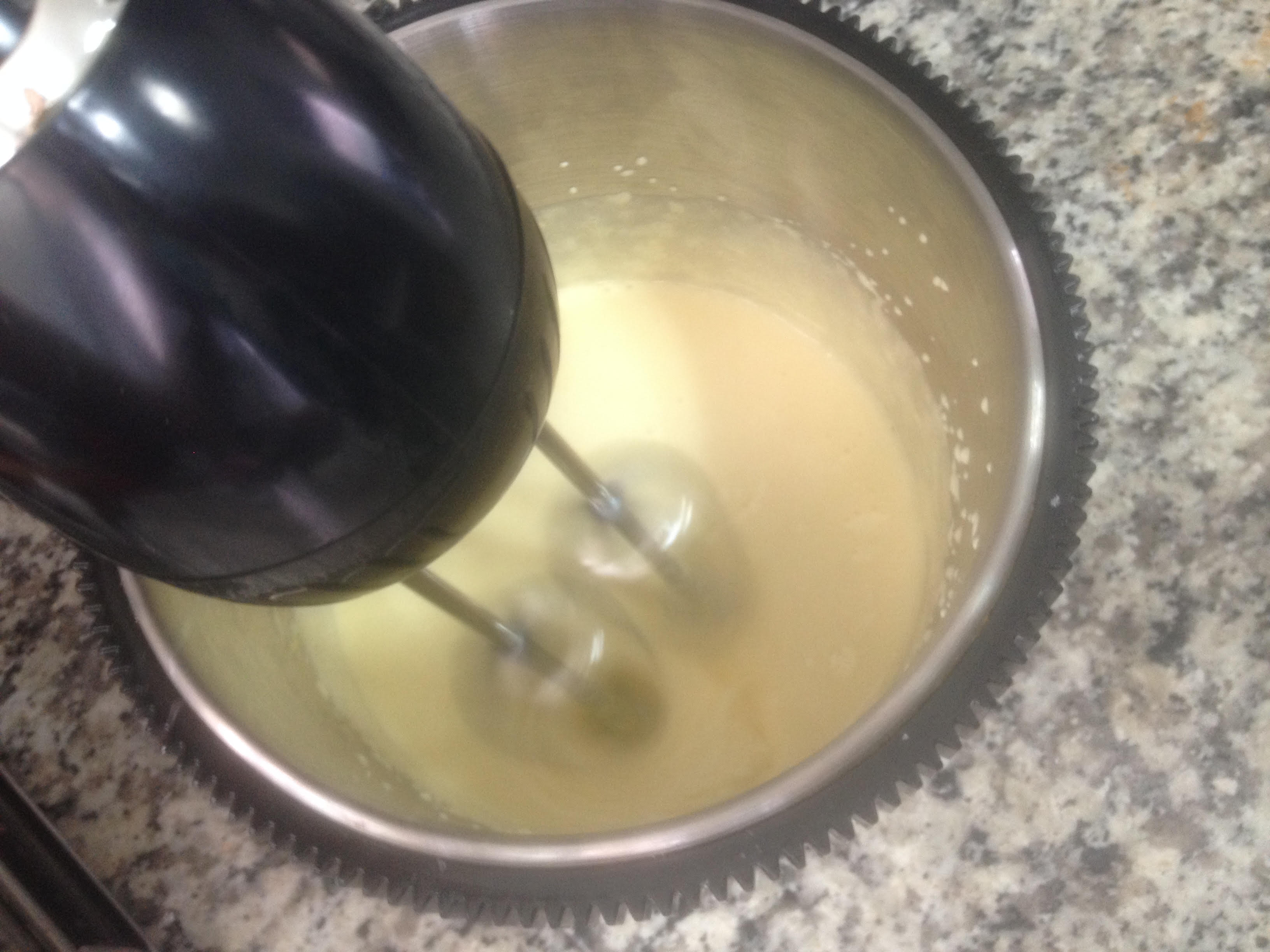 Bata as gemas com o açúcar