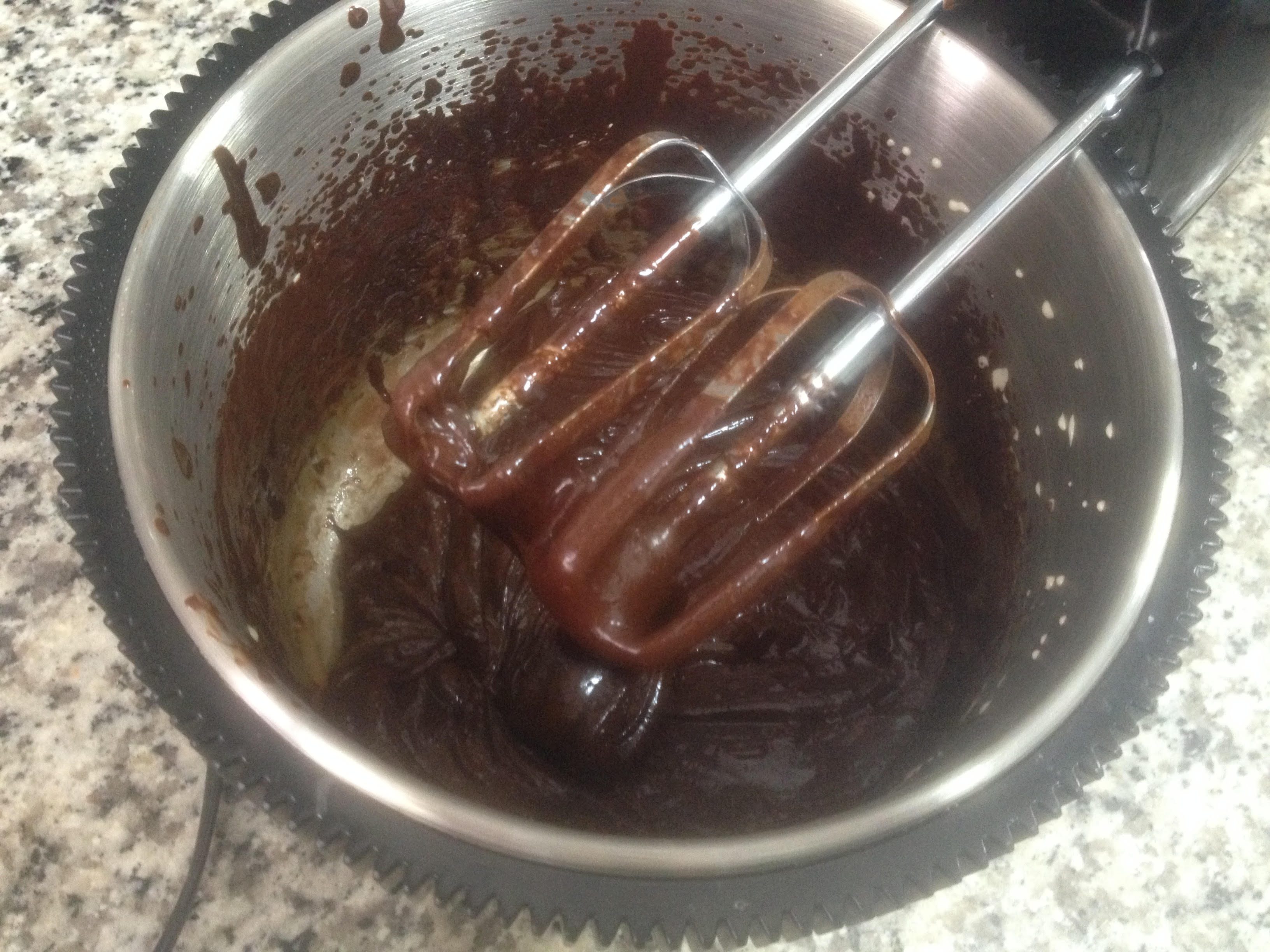 Junte o leite e bata bem