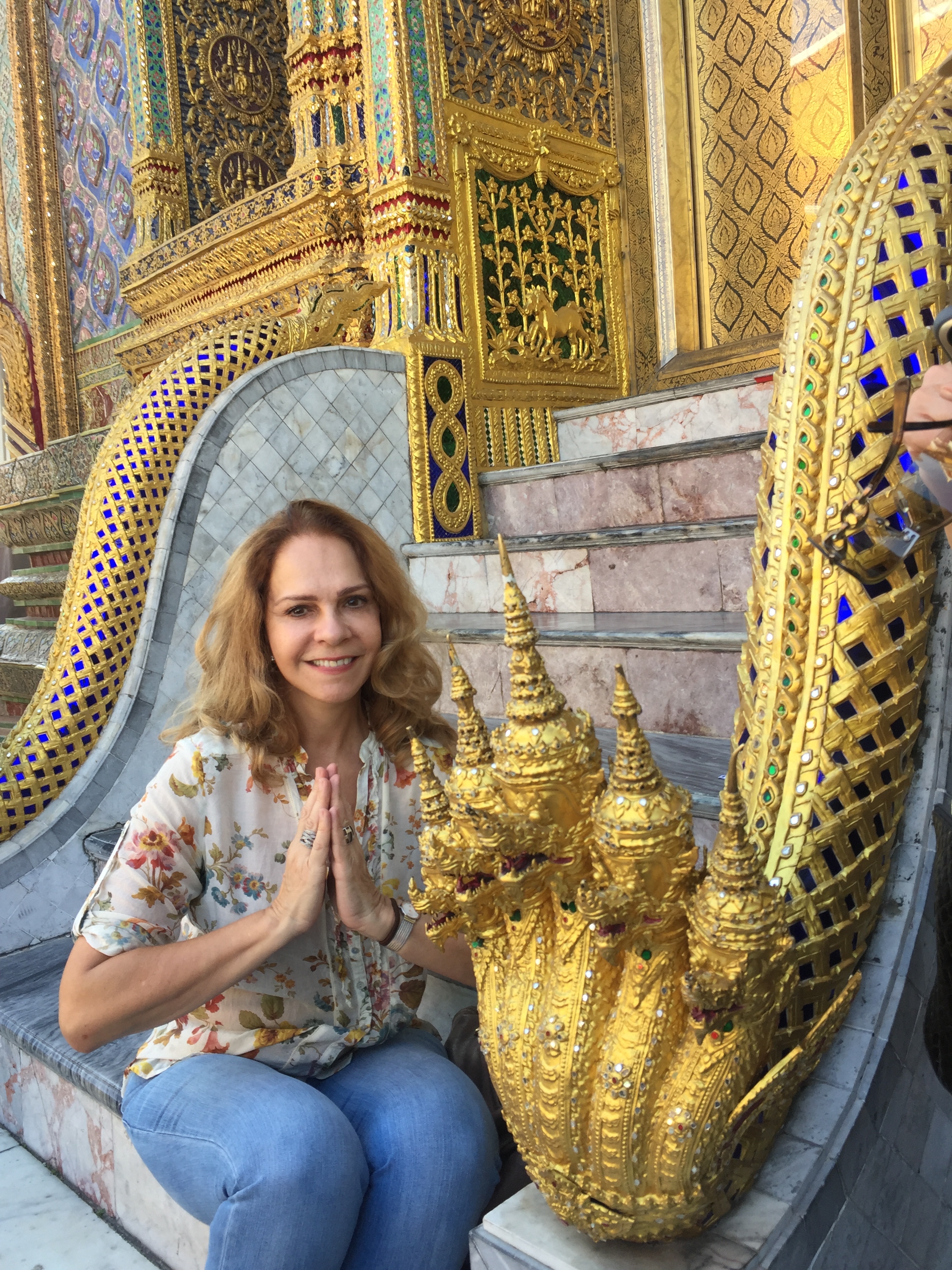 A autora na escada do palácio