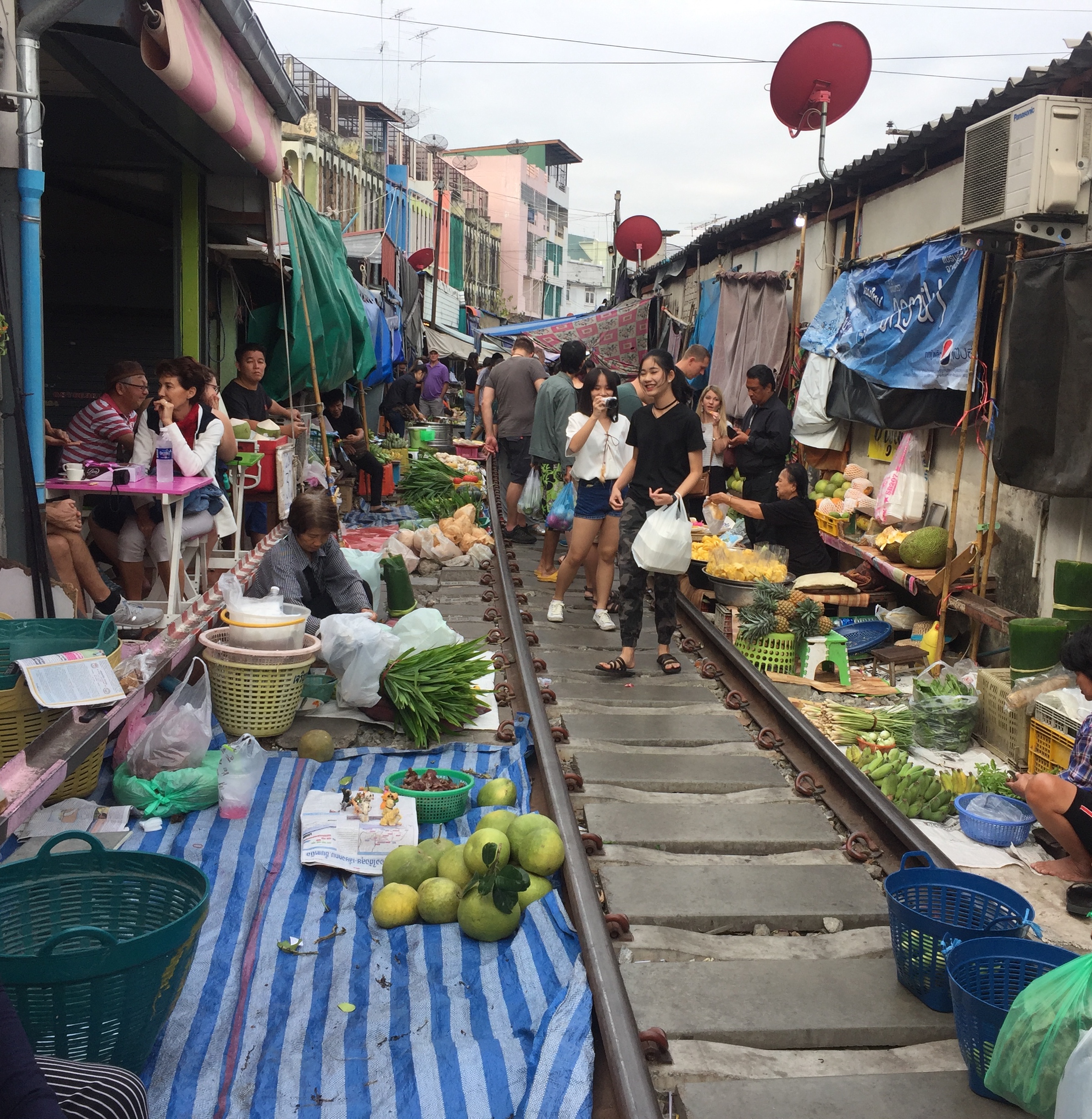 Feira na linha do trem em Maeklong
