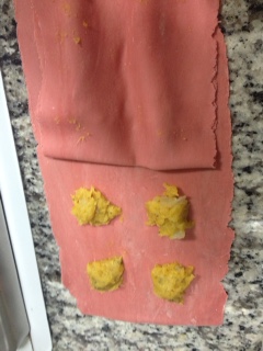 Abrindo a massa e recheando