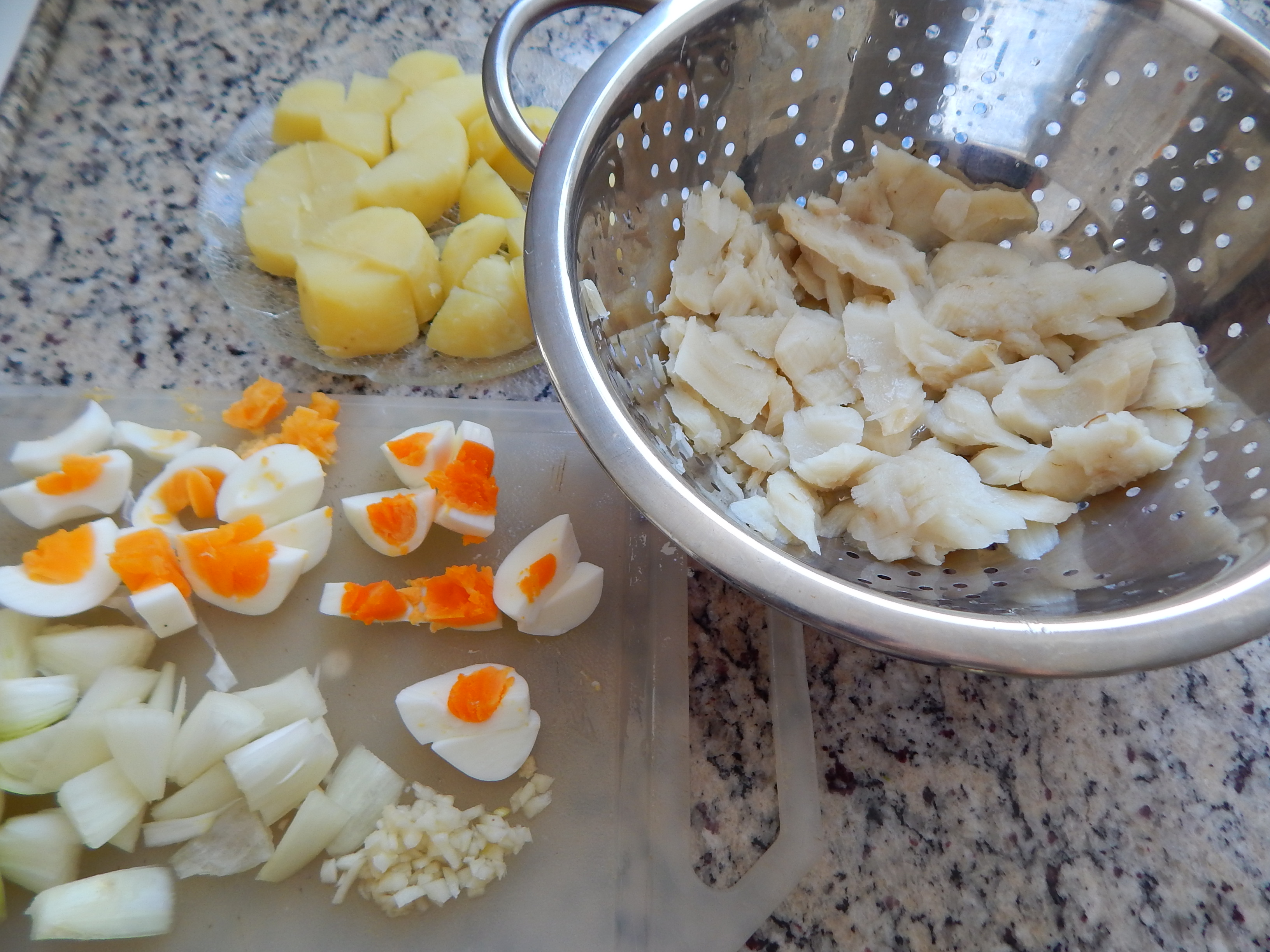Batatas, cebolas e ovos cortados
