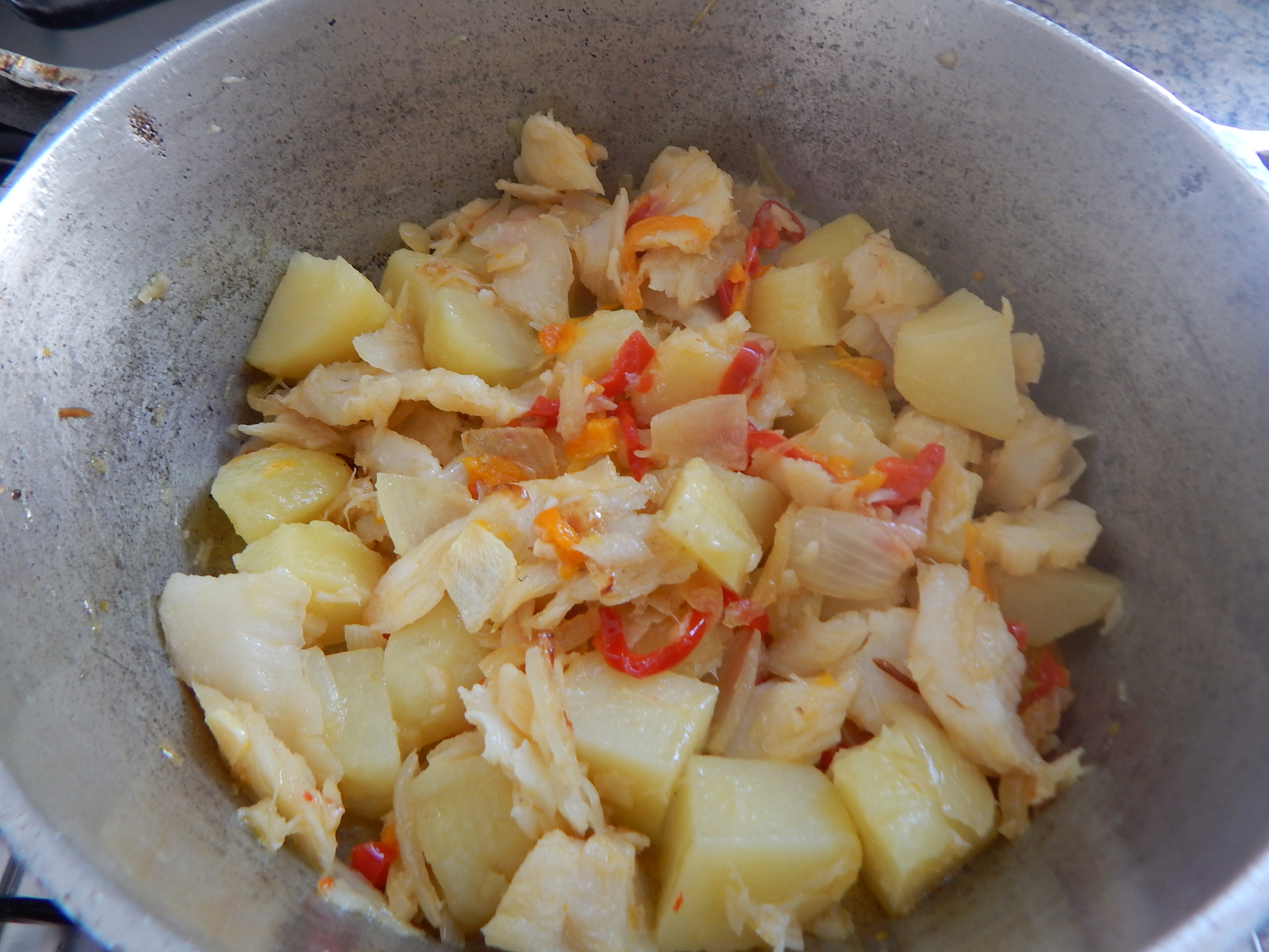 Frite no azeite: cebola, alho, pimentões e bacalhau