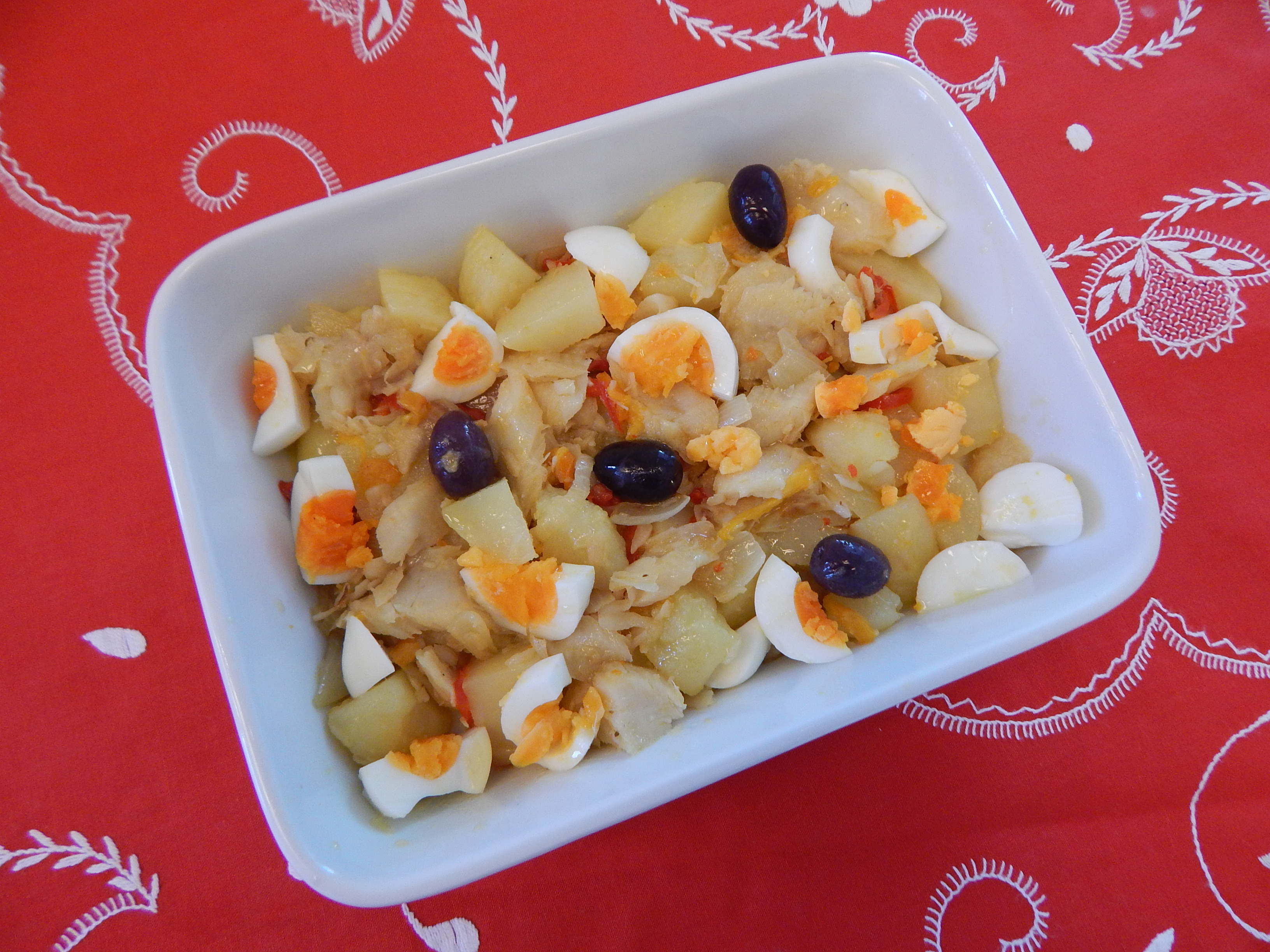 Disponha na travessa com as batatas e os ovos