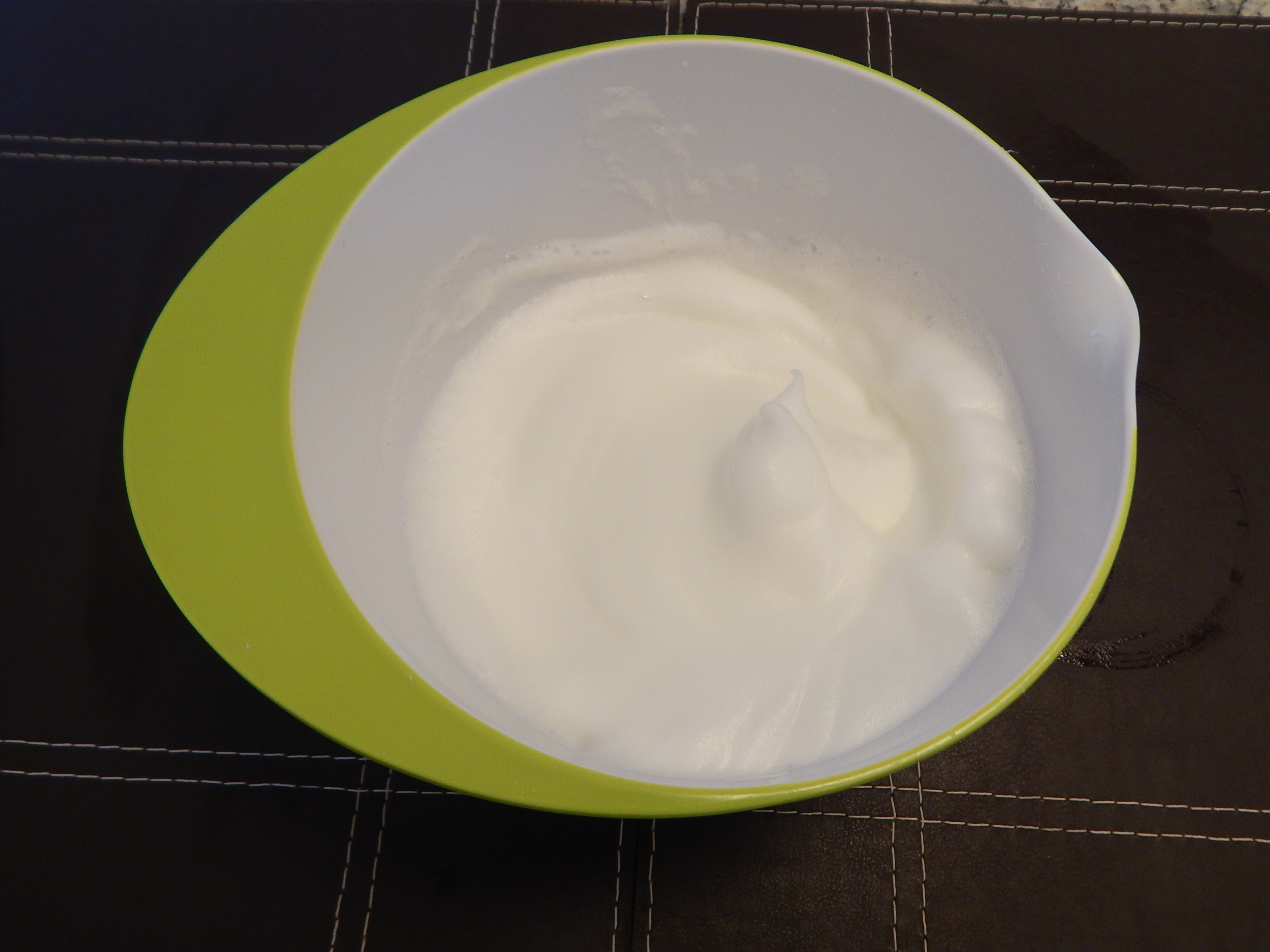 Bata as claras em neve