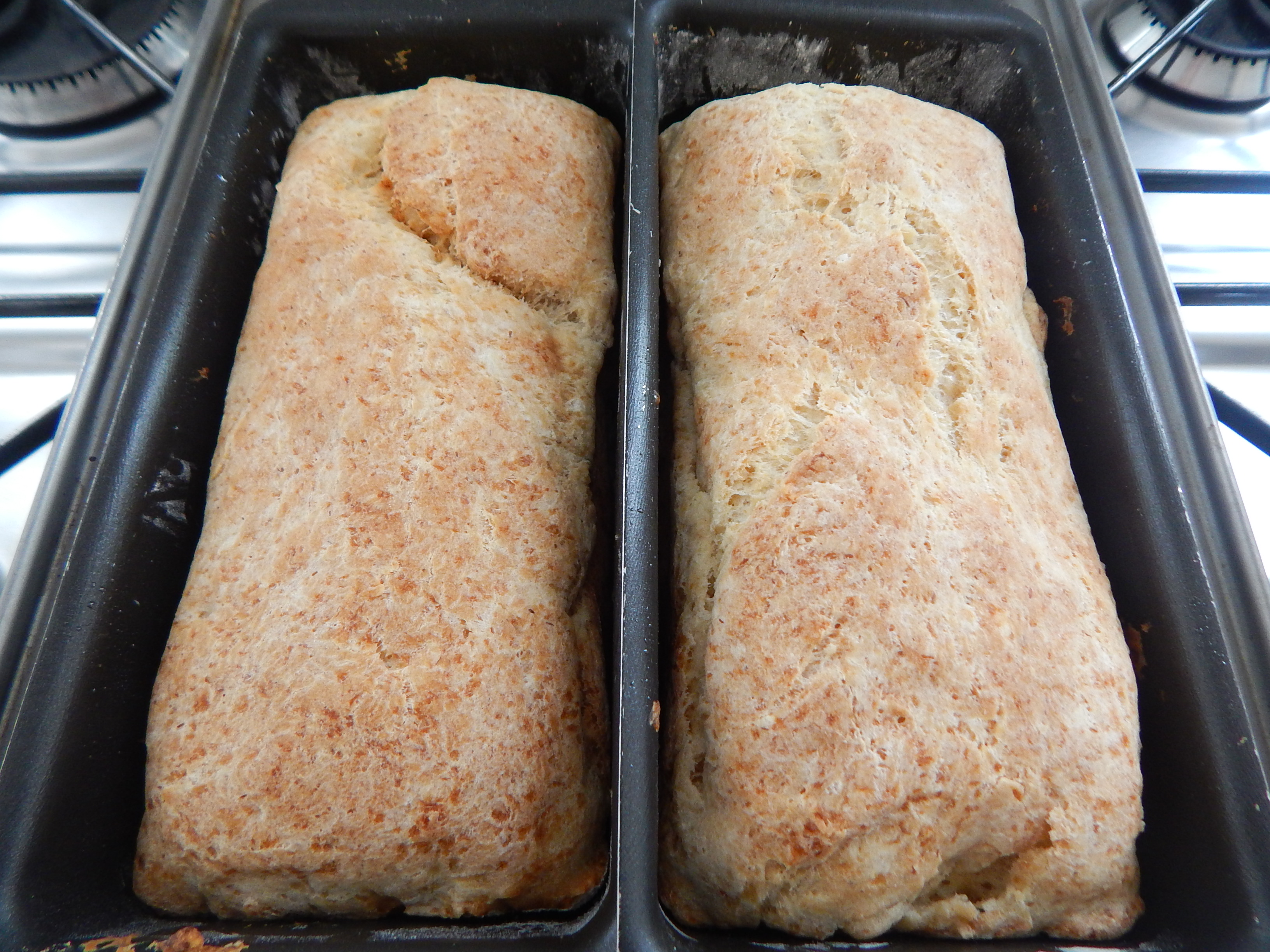 Pão assado em 2 formas pequenas