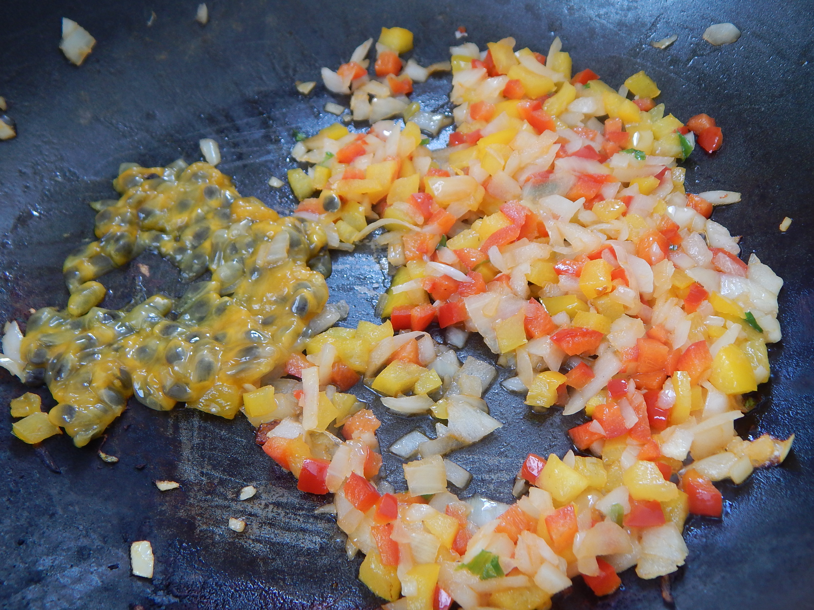 Frite pimentões e cebola e a polpa do maracujá separados