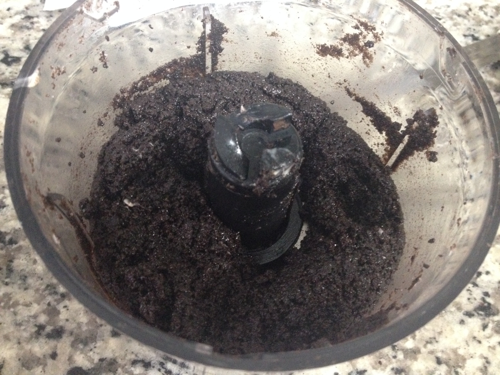 Triture os biscoitos com manteiga