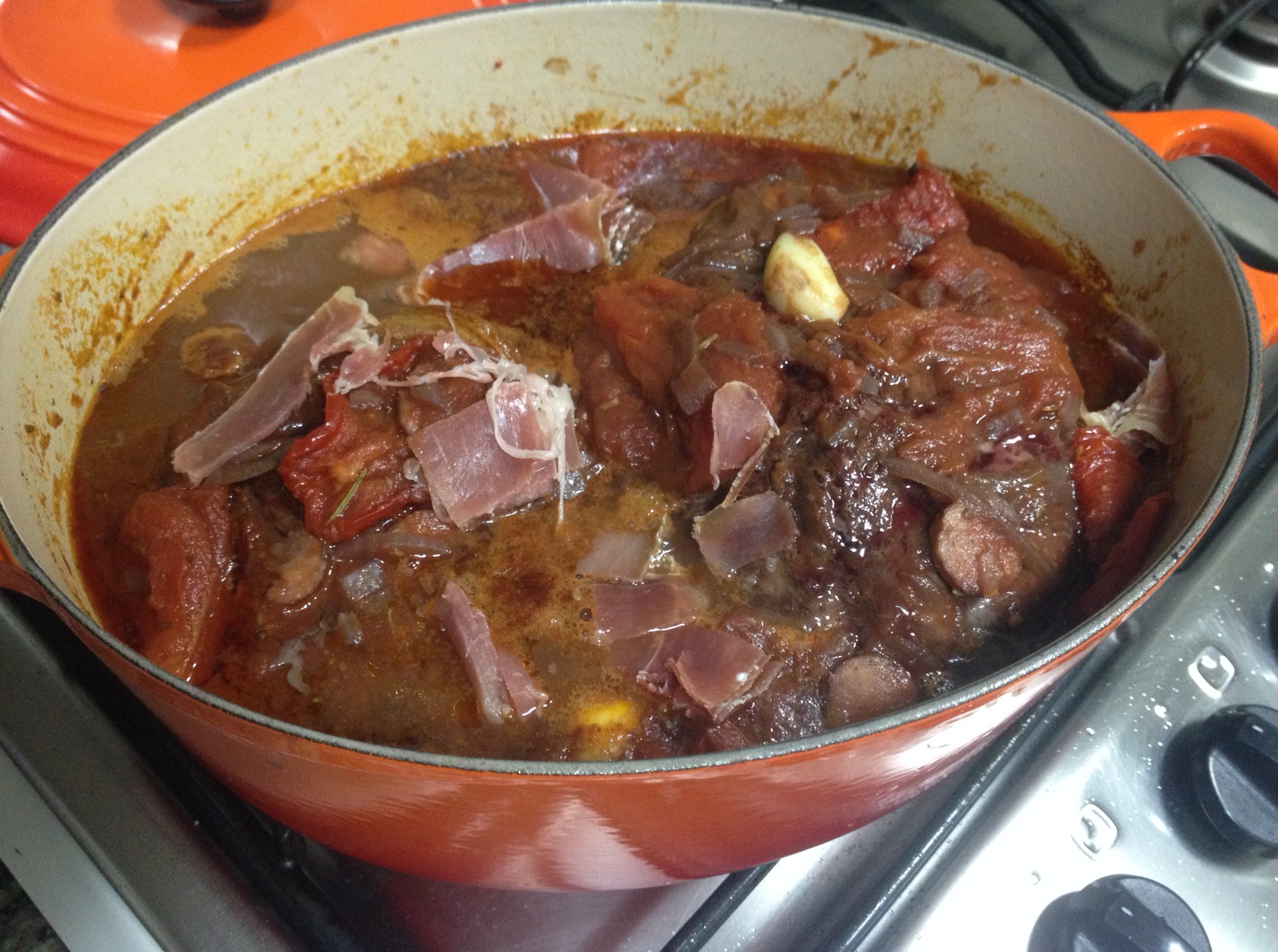 Acrescente os tomates, o vinho e os temperos