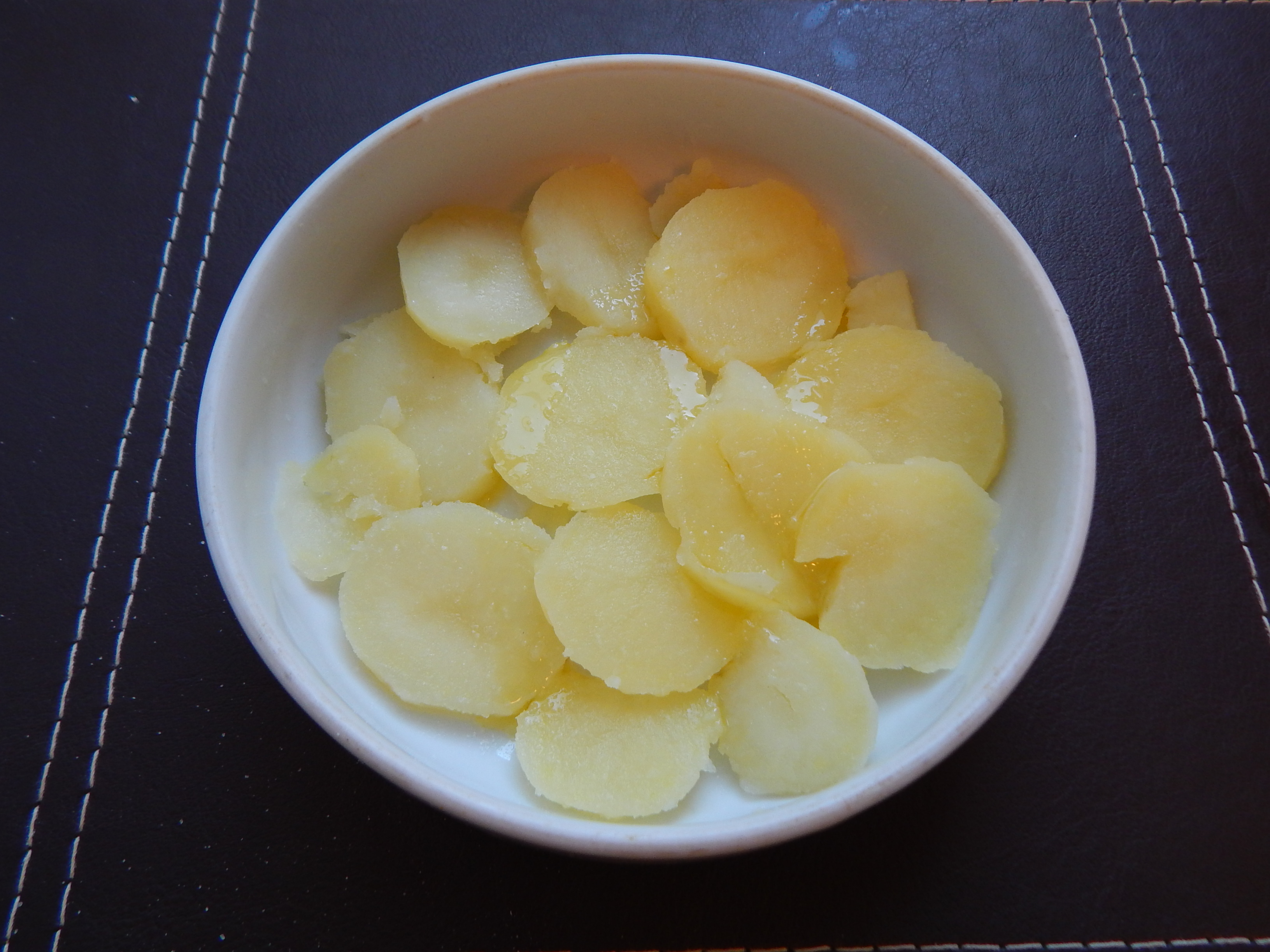Batatas fatiadas na travessa