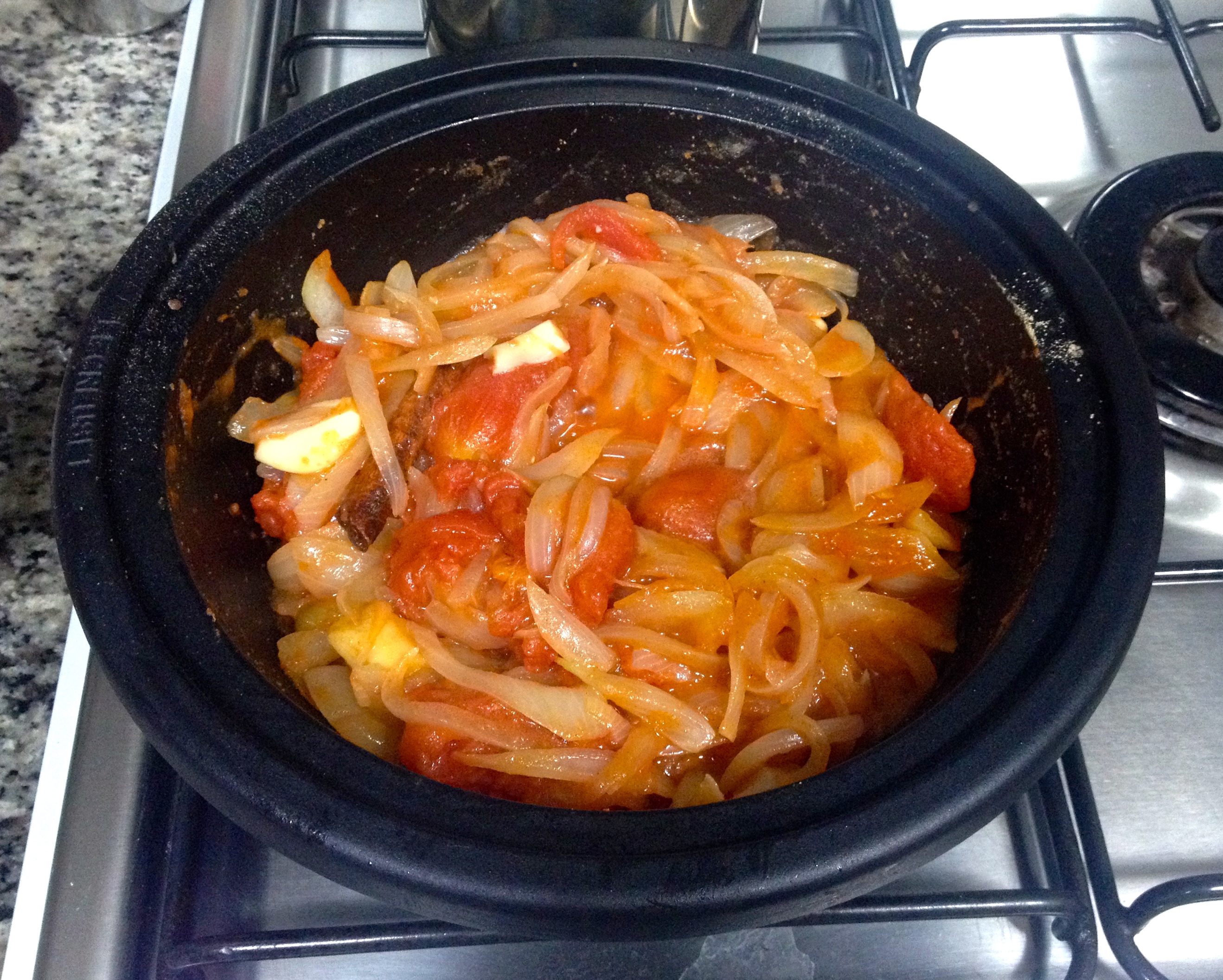 Cebolas, alho, tomate e temperos refogados no azeite