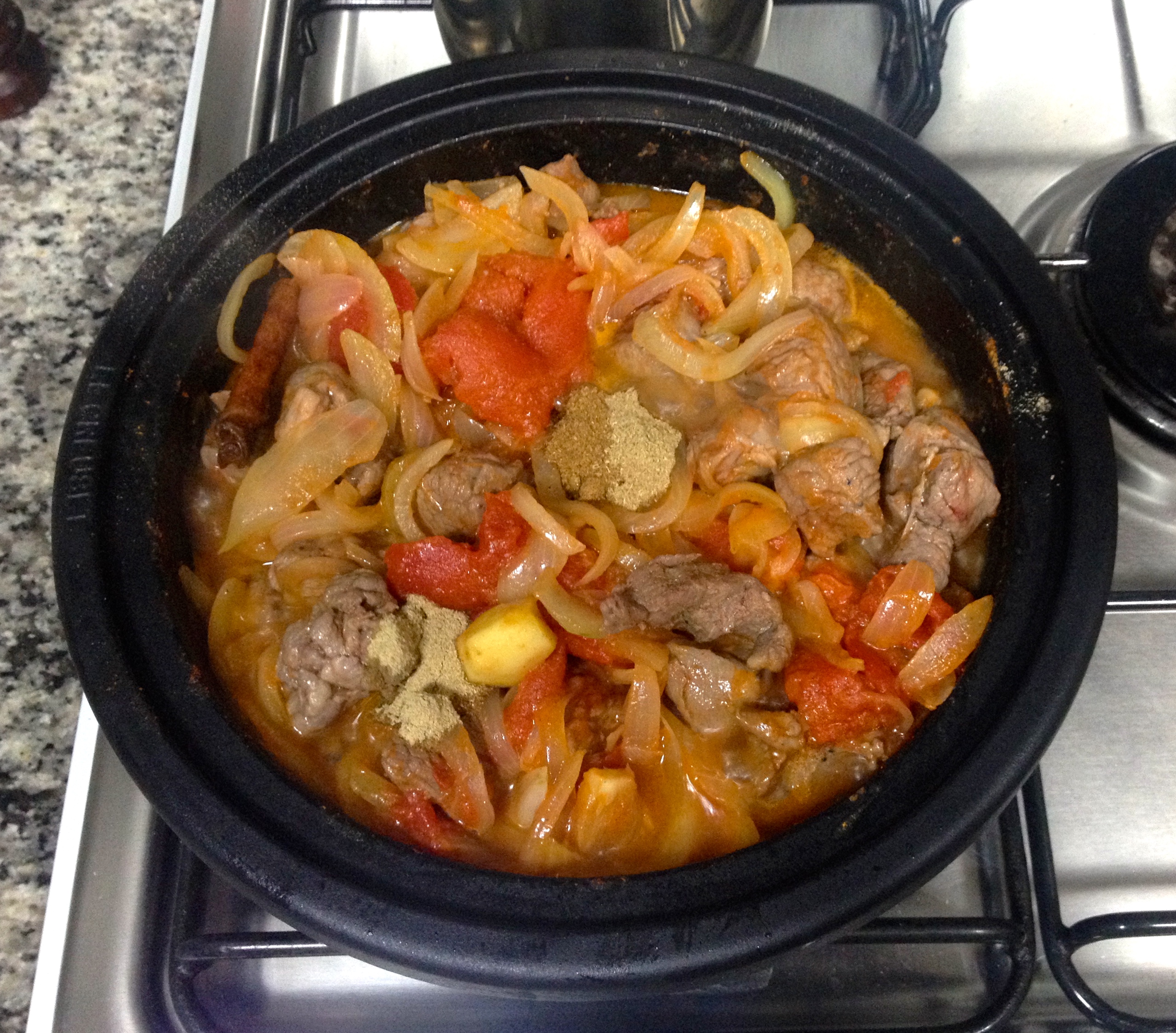 Junte a carne e o caldo