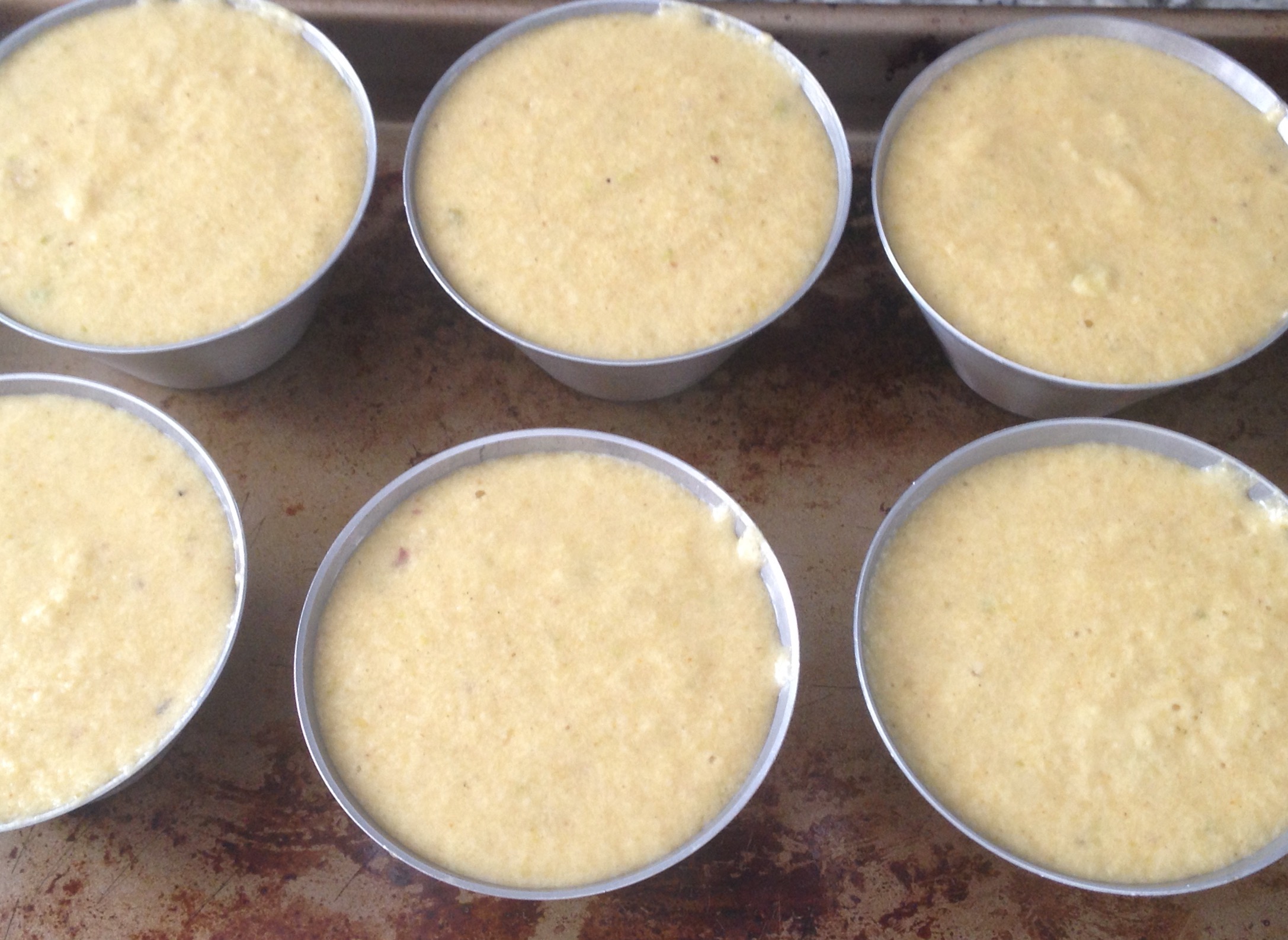 Vire nas forminhas untadas