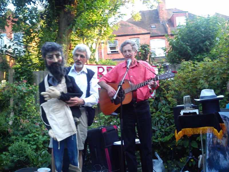 900px-Leon_Rosselson_performing,_July_2013 900px-Leon_Rosselson_performing,_July_2013