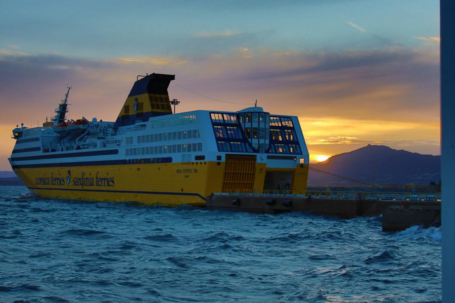 Corsica Ferries/Sardinia Ferries ist eins der größten Unternehmen, die eine Fahrt von Livorno nach Golfo Aranci/Olbia, Sardinien, anbieten.