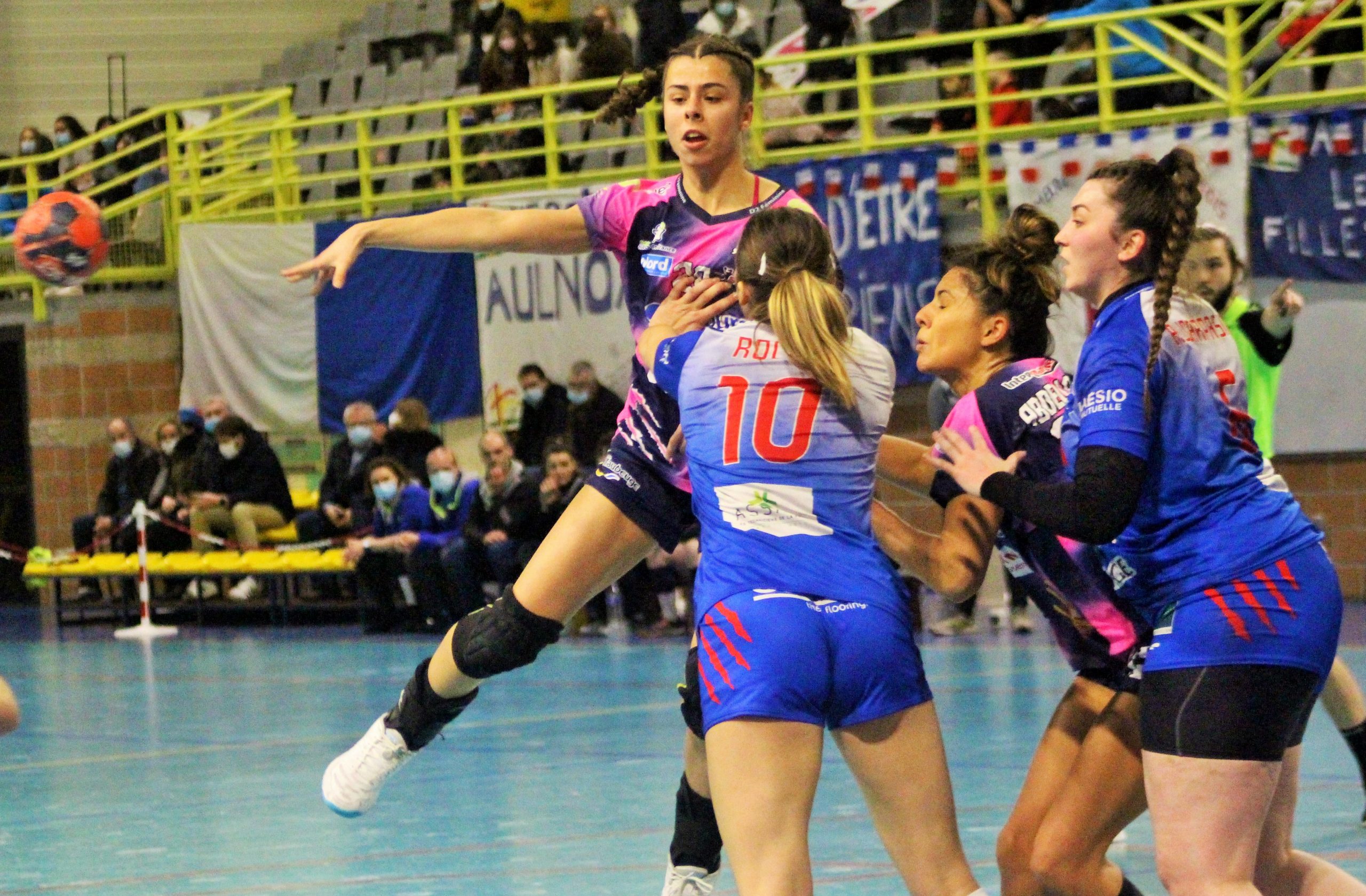 SABRINA ABDELLAHI, LEA BALLUREAU - Match de handball de division 2 - SAMBRE AVESNOIS vs ASUL VAULX EN VELIN du 8 Janvier 2022