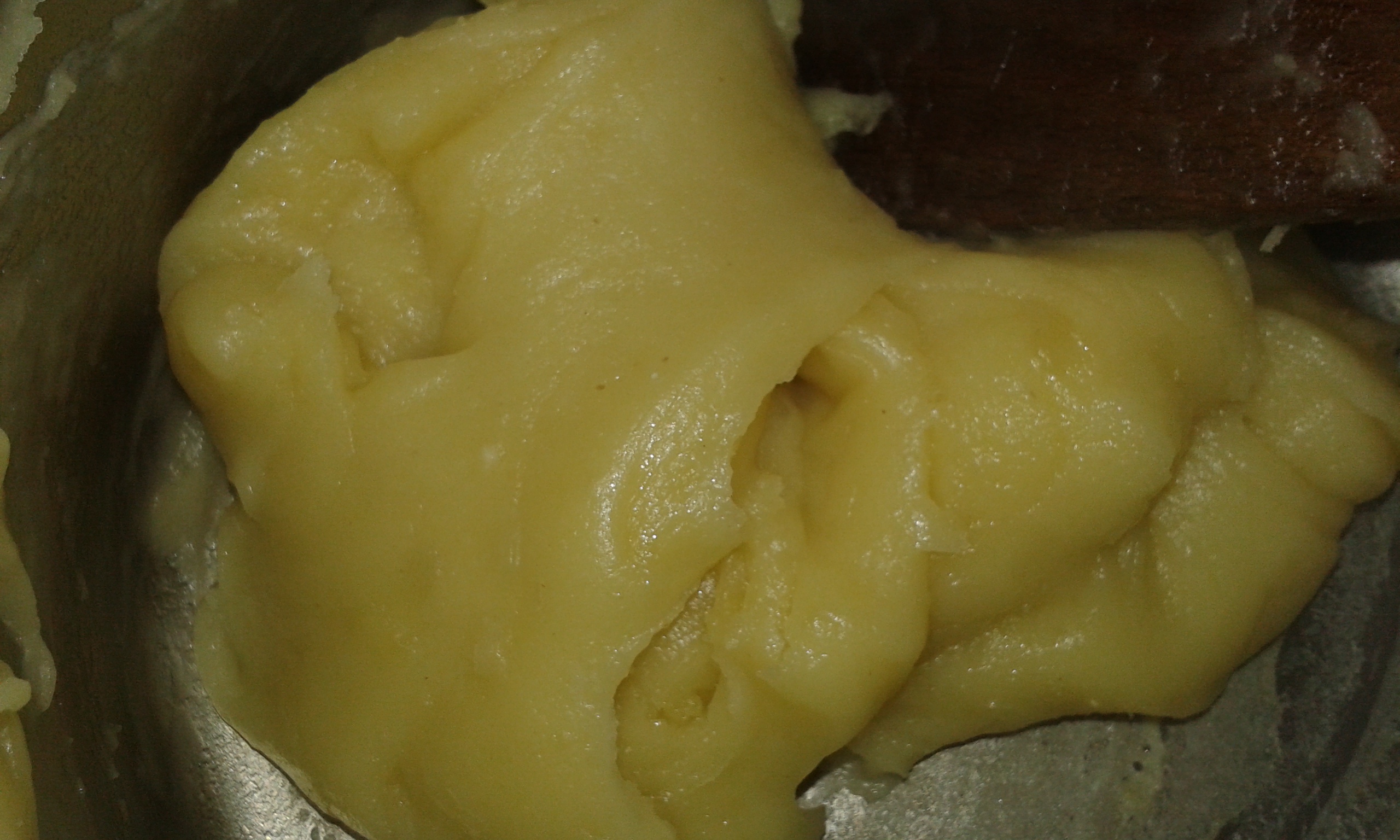 Remettre sur le feu, et continuer de remuer vivement.and put back on burner (3/4 power), with wood spatula, stir with energy