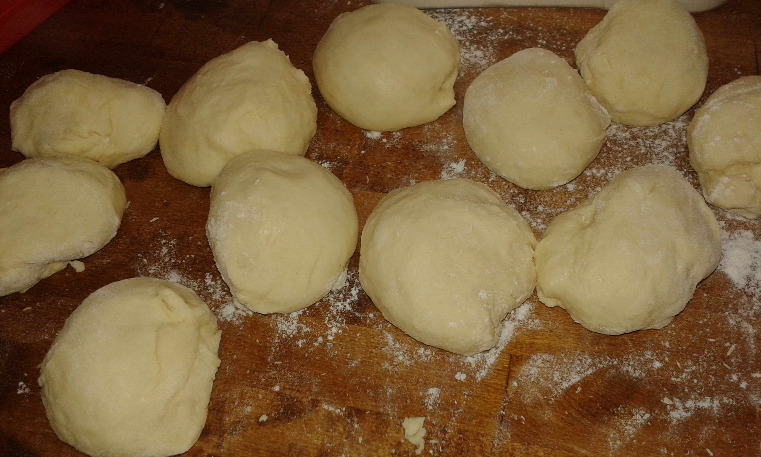 Et la séparer en petits pâtons équitables. de 60 gr environ Make regular dough rolls about 2 Oz weigh