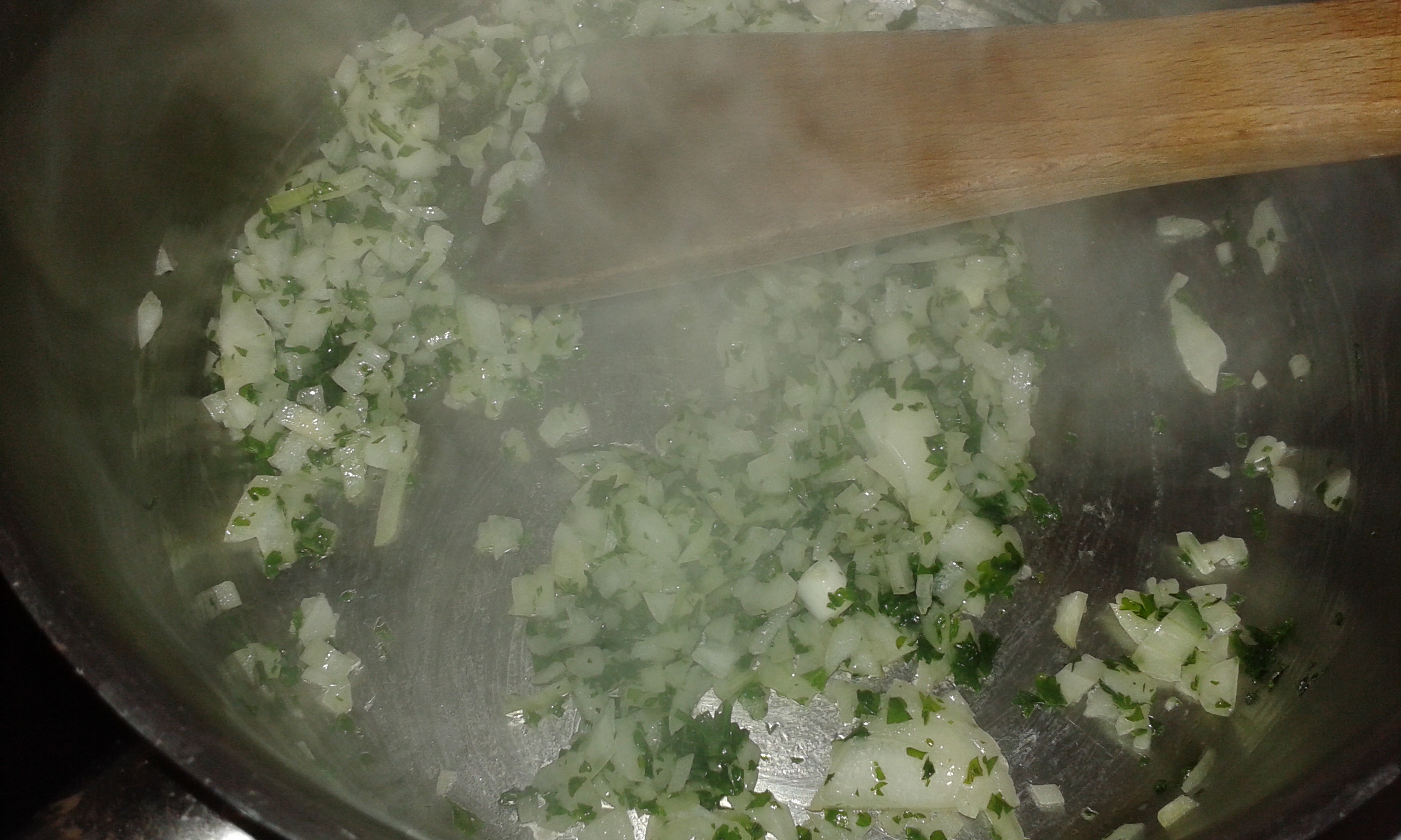 Dans une casserole assez large, faire suer l'oignon haché et le persil avec une noix de beurre. In large saucepan, sweat minced onion and mixed parley with butter.