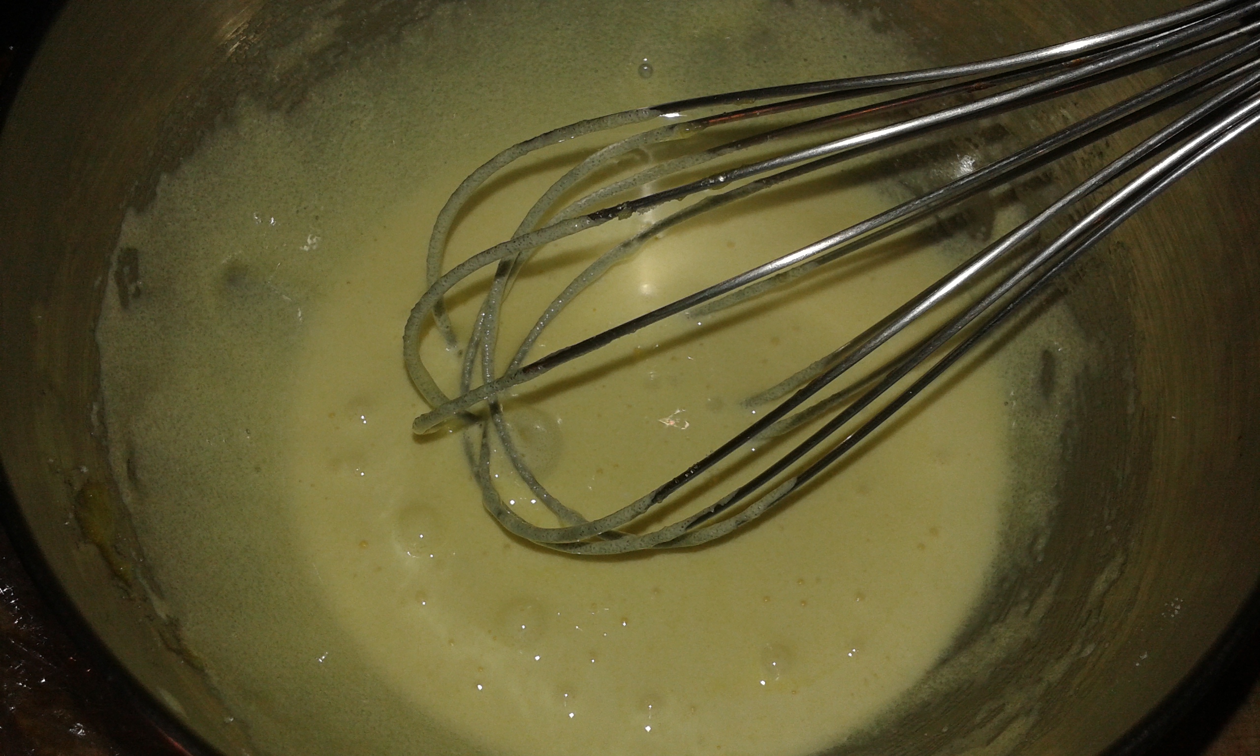 Blanchir les jaunes avec le sucre en poudre. In bowl, blanch yolq eggs with sugar.