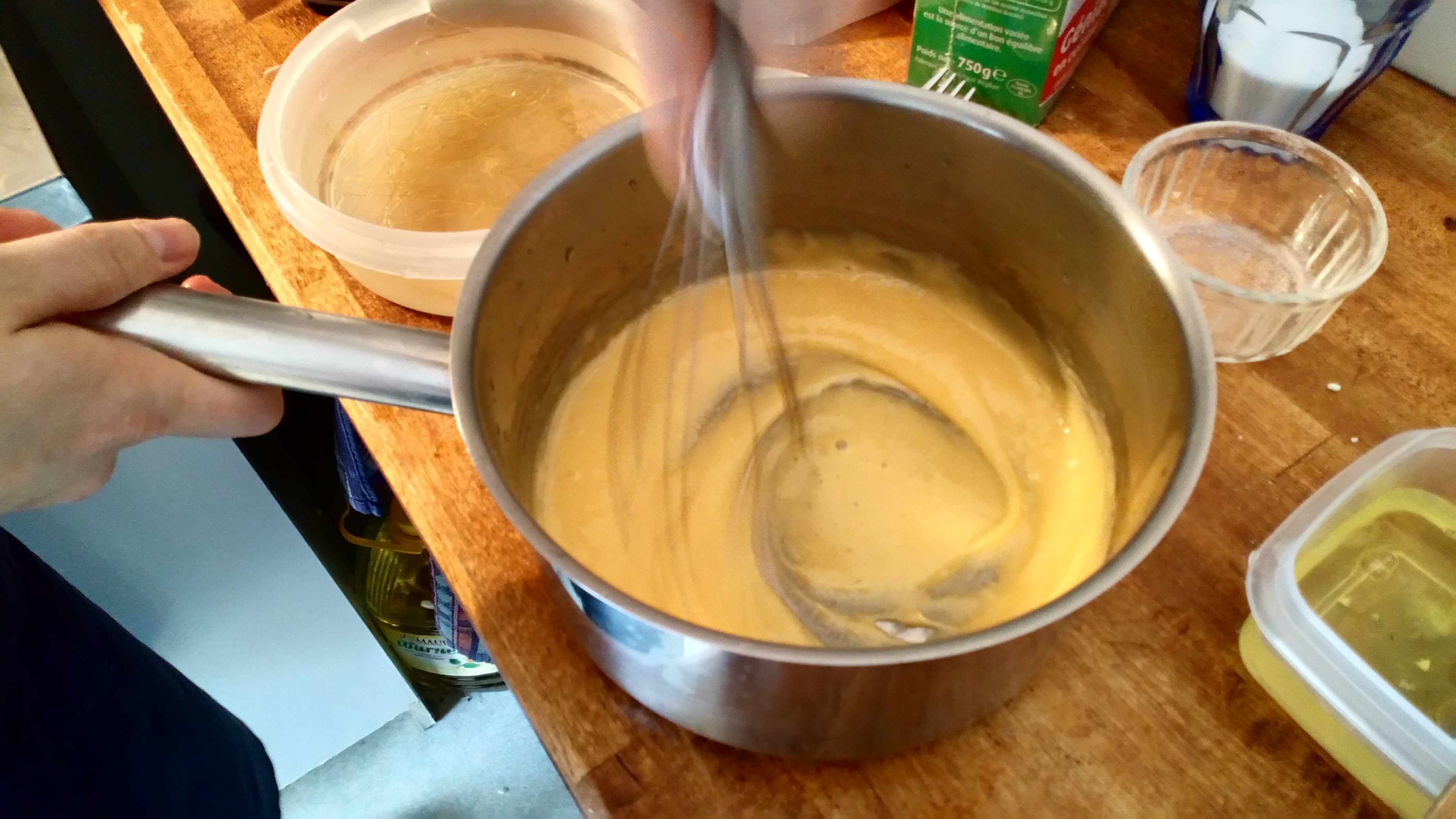 Mettre les 25 cl de lait à bouillir, et battre dans une autre casserole les jaunes et le sucre pour obtenir un mélange mousseux. Bring to boil slolwly and by sie in other pan, beat yolks and sugar until it's creamy.