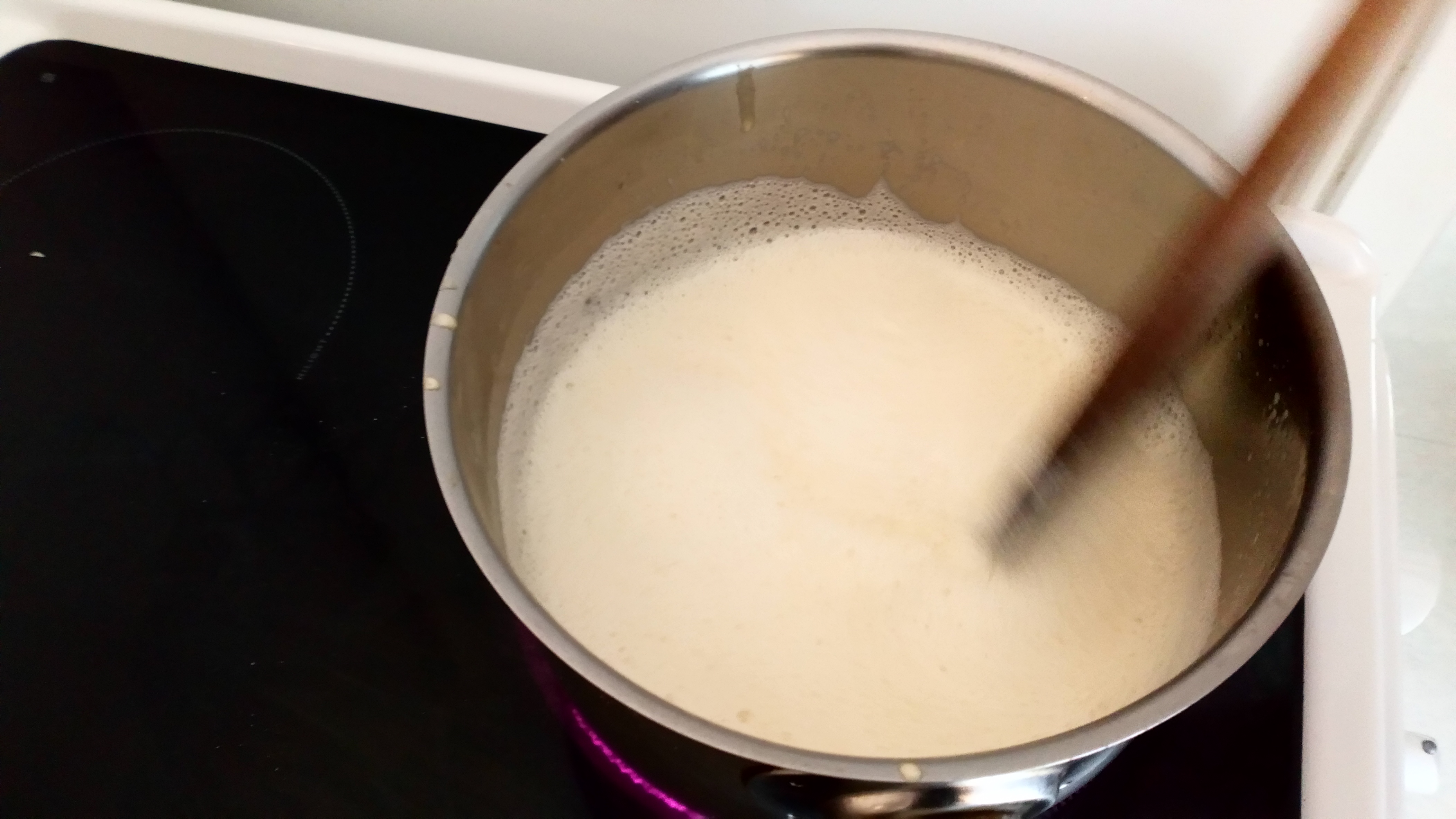 Verser le lait bouillant sur les jaunes émulsionnés en fouettant pour bien mélanger. Et remettre sur le feu à 3/4 puissance. Prendre une spatule en bois pour remuer d'avant en arrière la crème. Pour the milk on yolks continuing whipping, then put bakc on heat 3/4 power