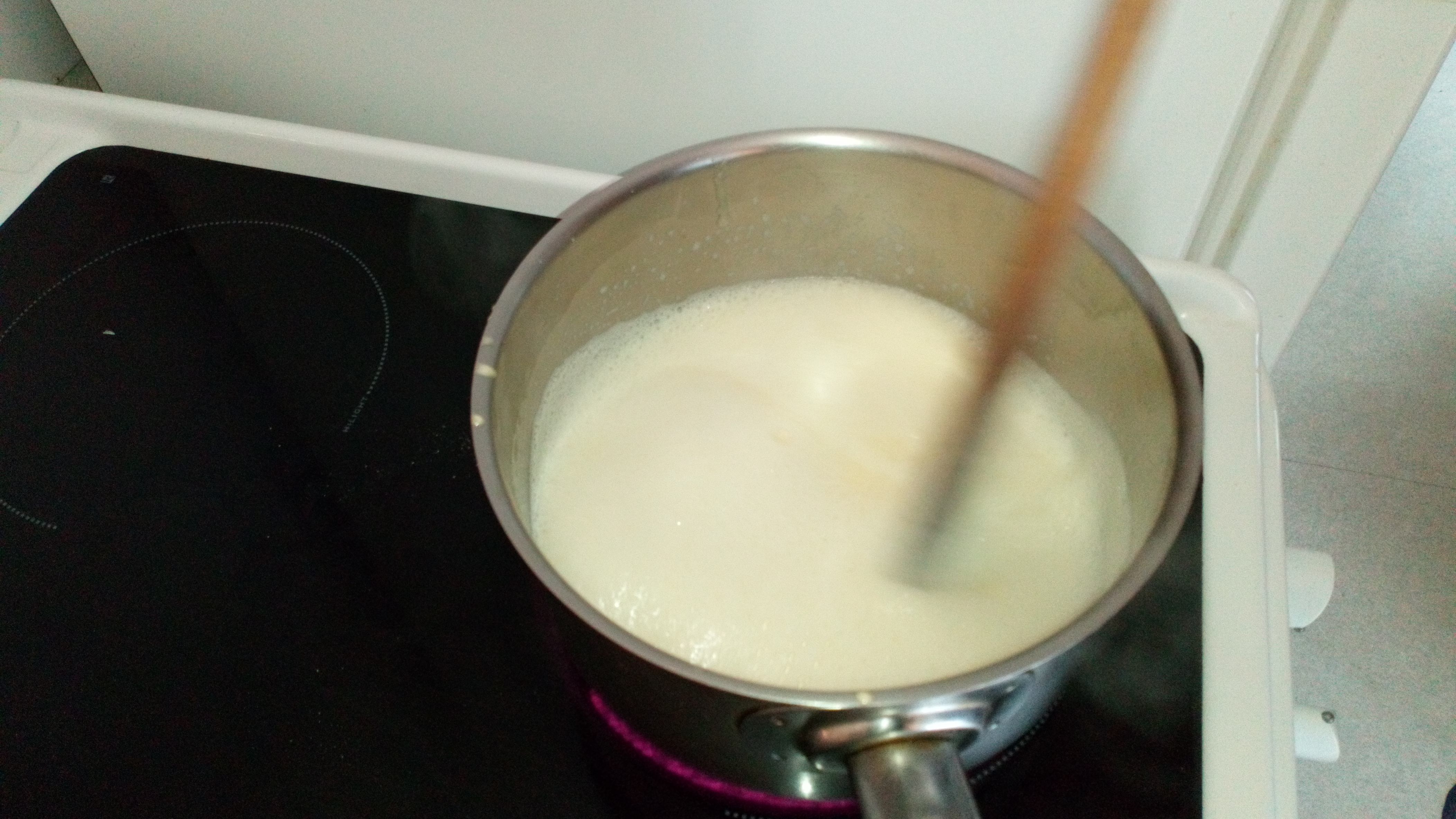 La crème anglaise ne doit surtout pas bouillir, elle doit juste napper la cuillère en bois, et si vous passez le ois, la trace reste, retriez aussitôt du feu. The cream mustn't boil, it just need to cover the wood spoon, when the foam disappear, it's quite good to take off to take off heat.