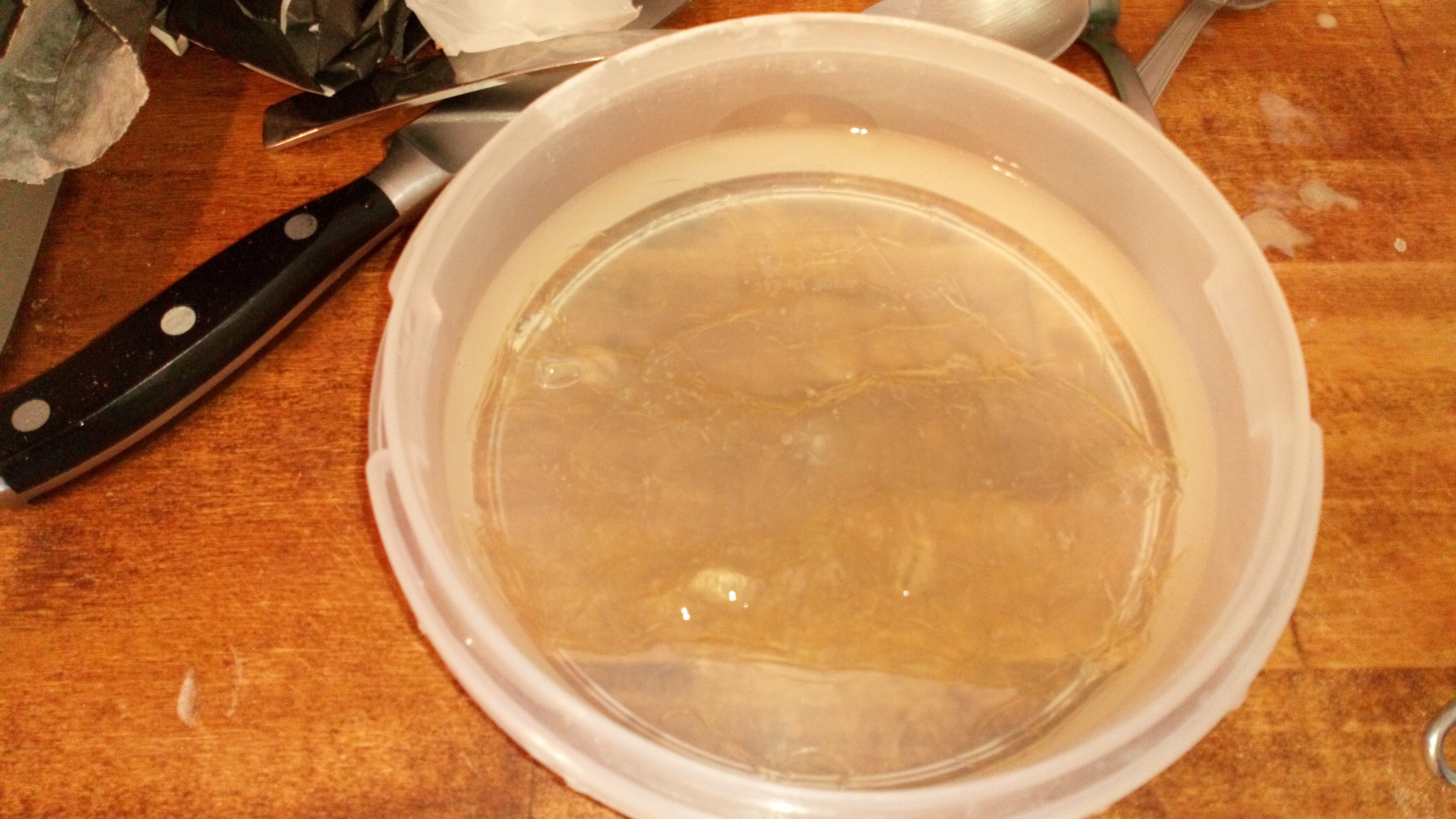 Mettre dans l'eau froide 12.5 gr de feuille de gélatine. Put in cold water 0.3 Oz gelatin healve