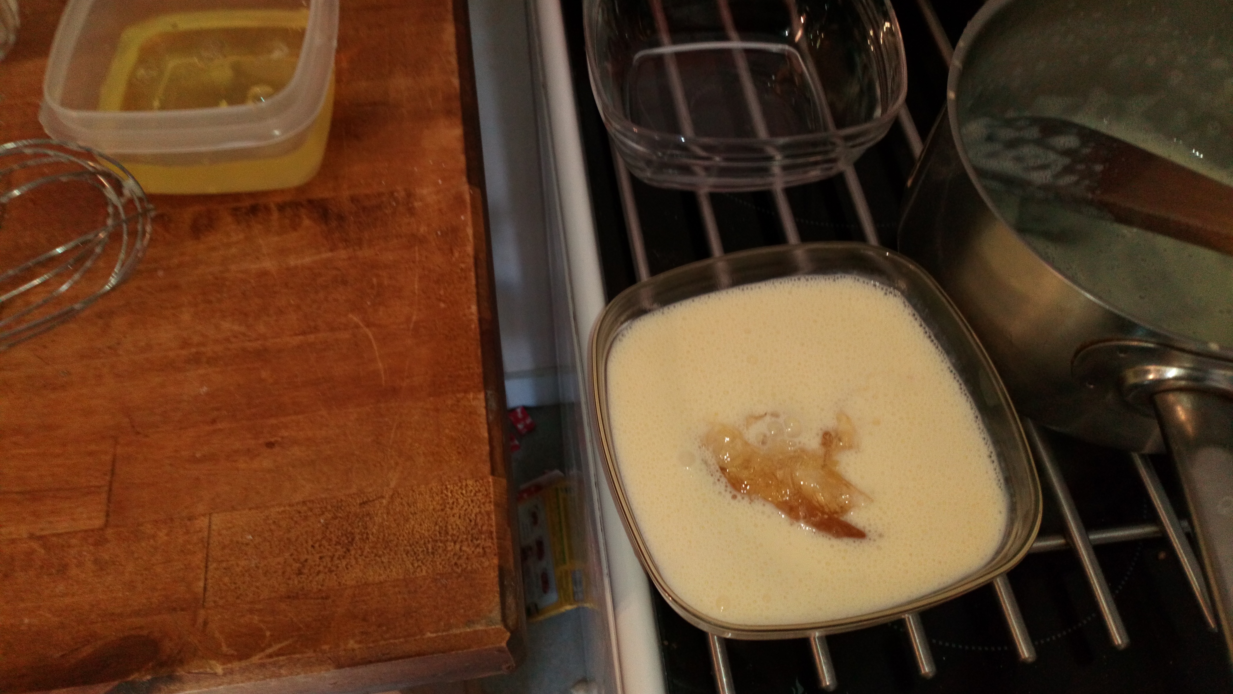 Verser dans un récipient et ajouter la gélatine ramollie, bien fouetter pour mélanger. Pour the cream in bowl, and add smooth gelatine, weel stir.