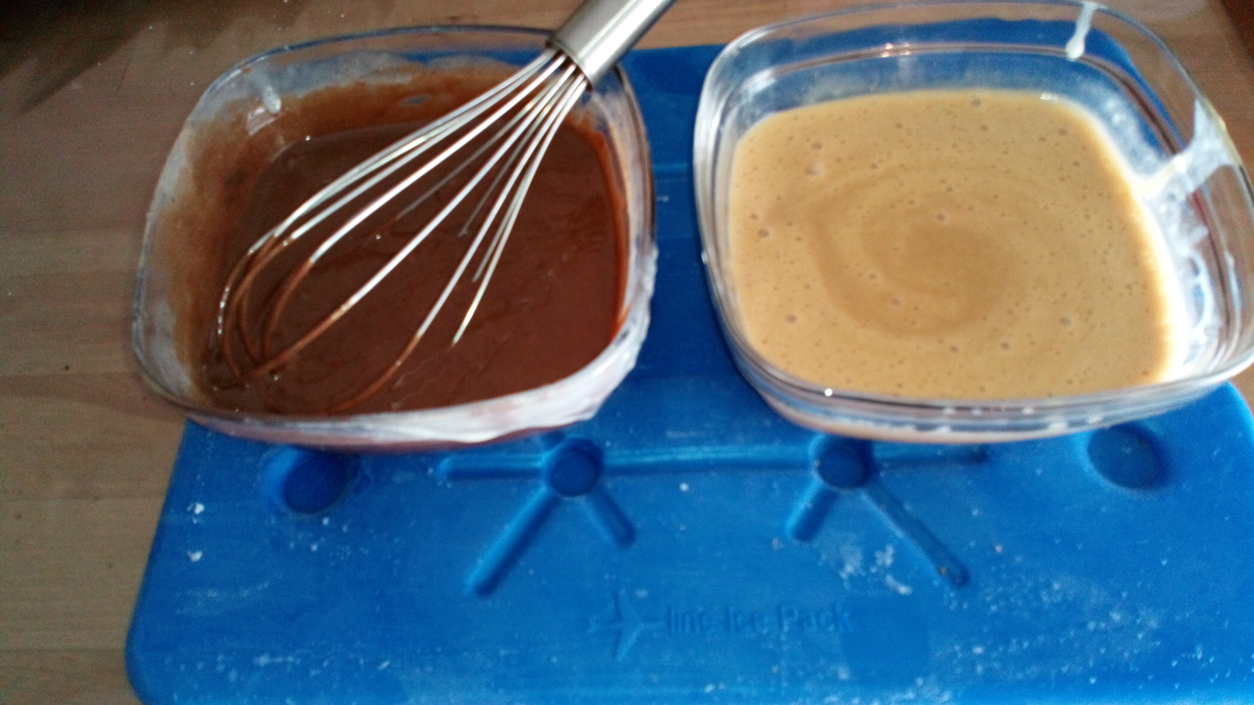 séparer la crème en deux , et ajouter l'arôme café dans un et le chocolat noir dans l'autre. , mettre les deux récipients sur une plaque du congélateur pour refroidir rapidement. Separate the cream in two equal parts and add the coffee extract in one , and black chocolate in second.