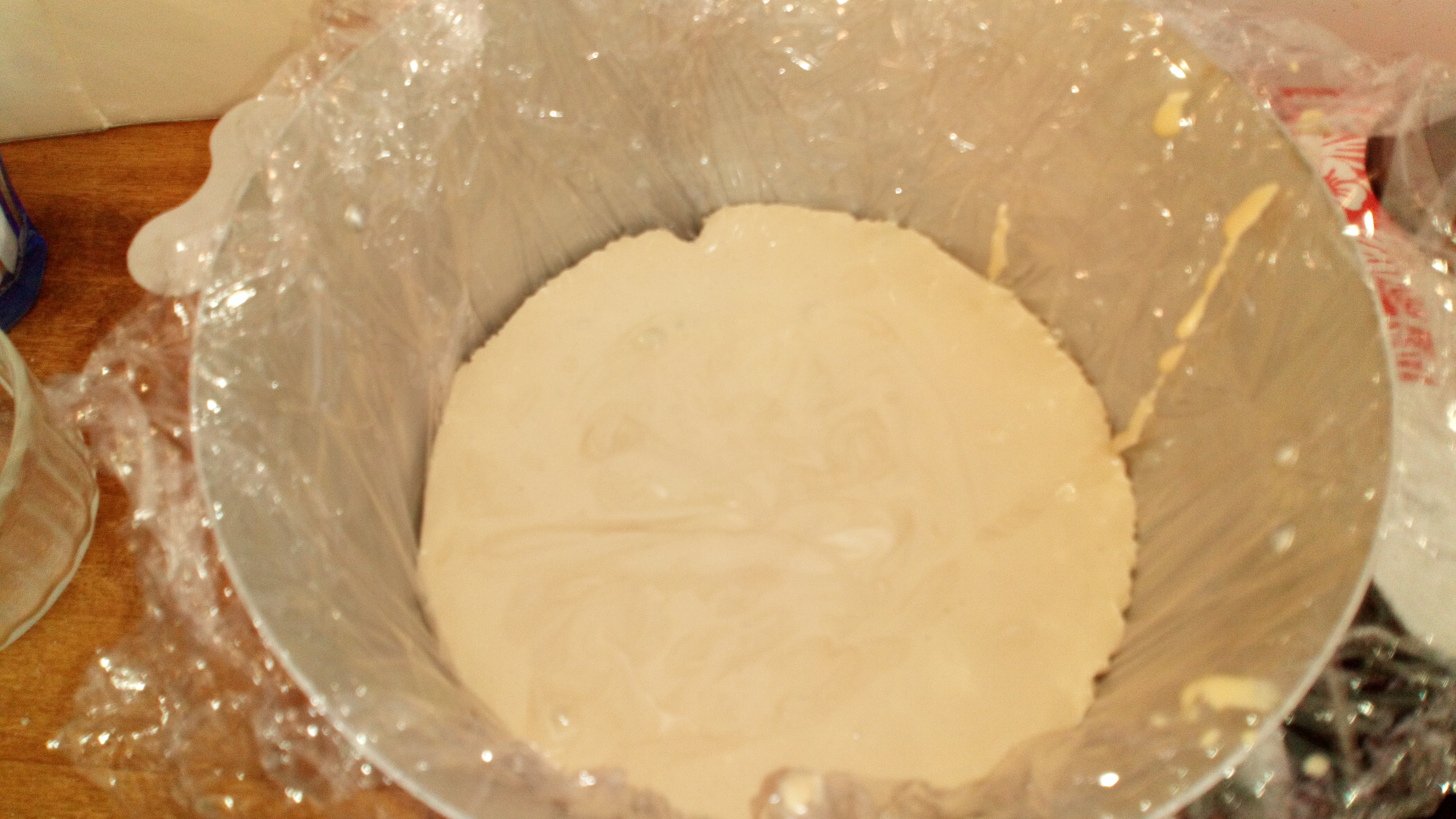 Quand la crème est quasi froide, faire la crème fouettée, et l'ajouter la moitié délicatement au fouet, mettre, bien répartir dans le moule , et mettre au congélateur 10 minutes. When the coffee cream is cold, beat, whisp the cream, add half quantity slowly . pour in mould, and put in freezer 10 minutes.