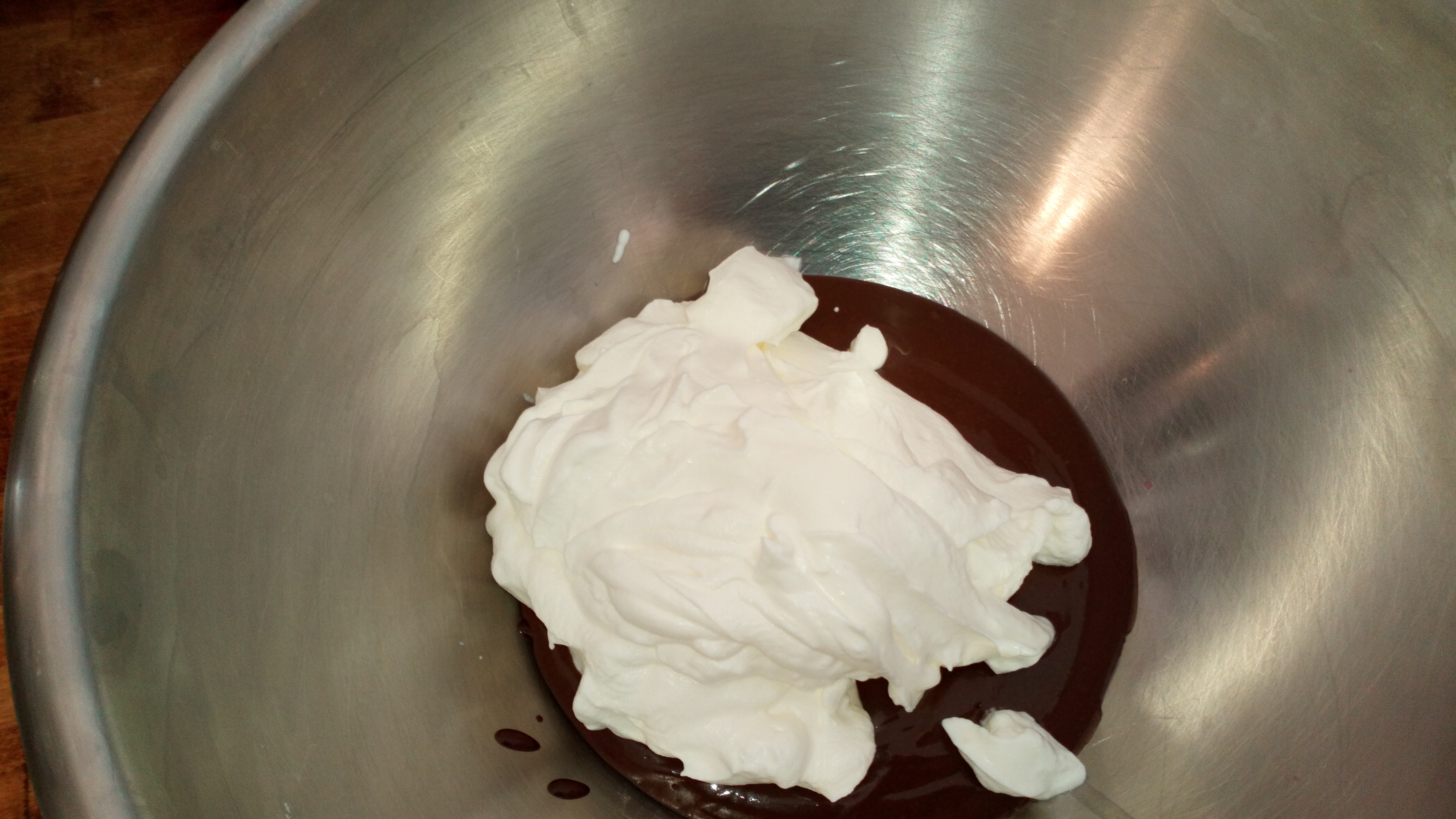 Ensuite , ajouter l'autre partie de crème fouettée au chocolat. Then add the other half whipped cream to the chocolate.